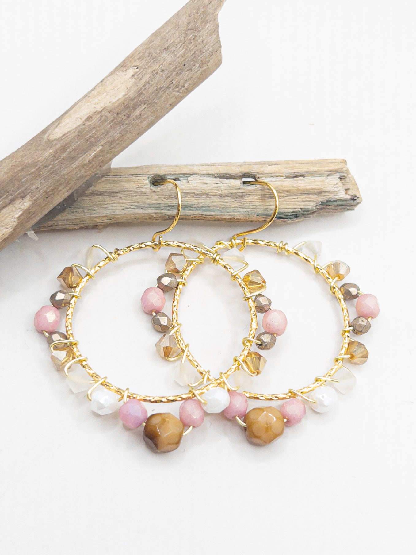 Boho oorbellen wit roze goud en bruin
