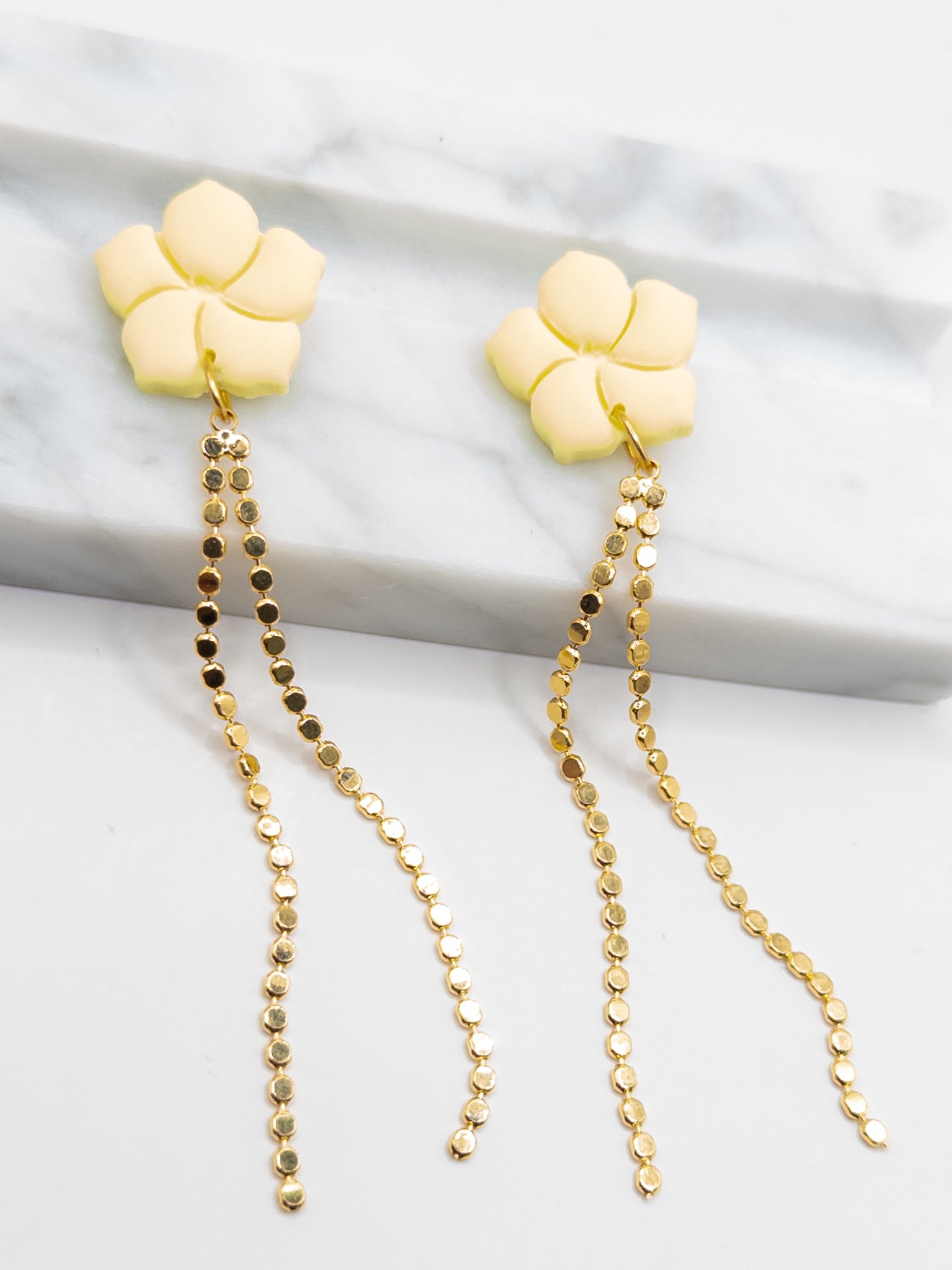 Trendy oorbellen geel goud bloem