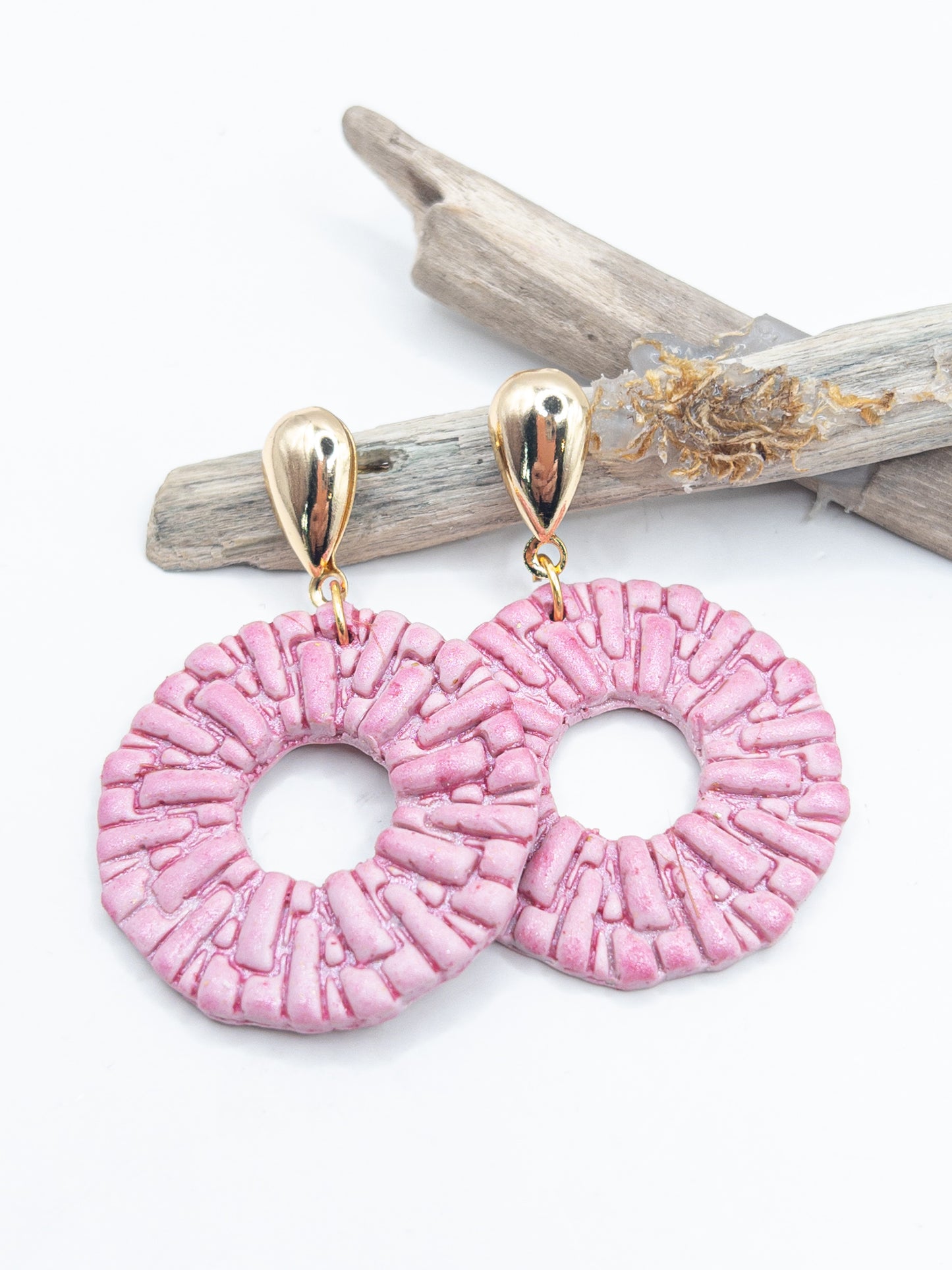 Oorstekers in goud met lichtroze ronde hanger met patroon en mooie glans