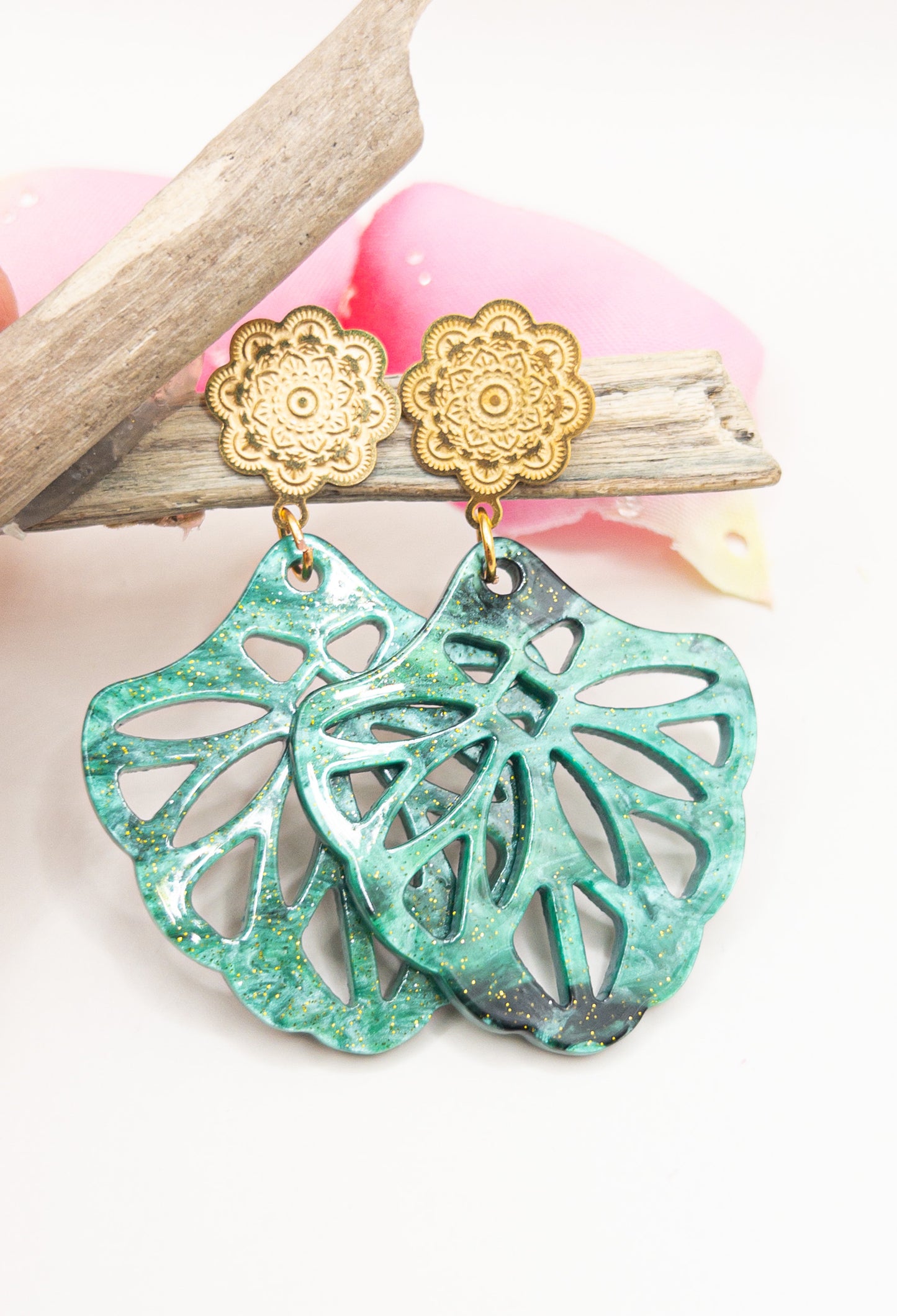 Model Yasmine goudkleurige bloemoorsteker met groene boho hanger