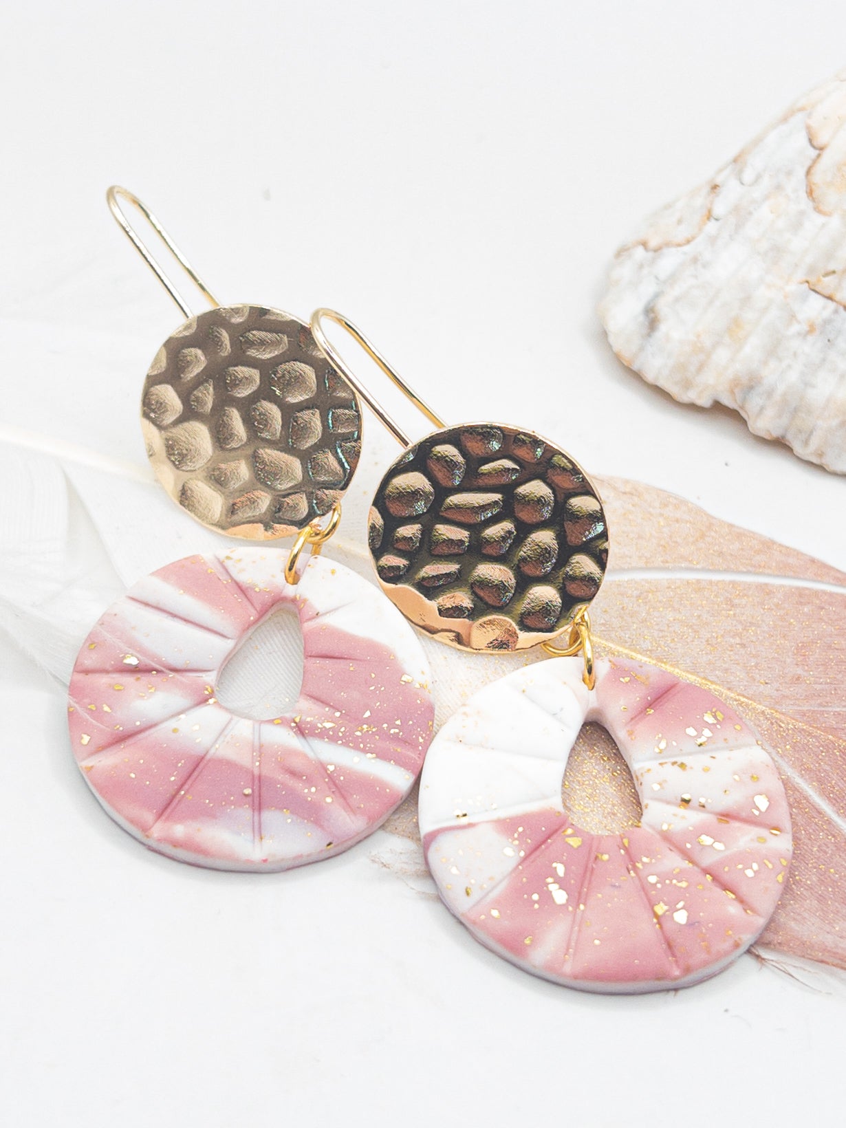 Oorsteker goudkleurig met hanger in roze wit goud mix