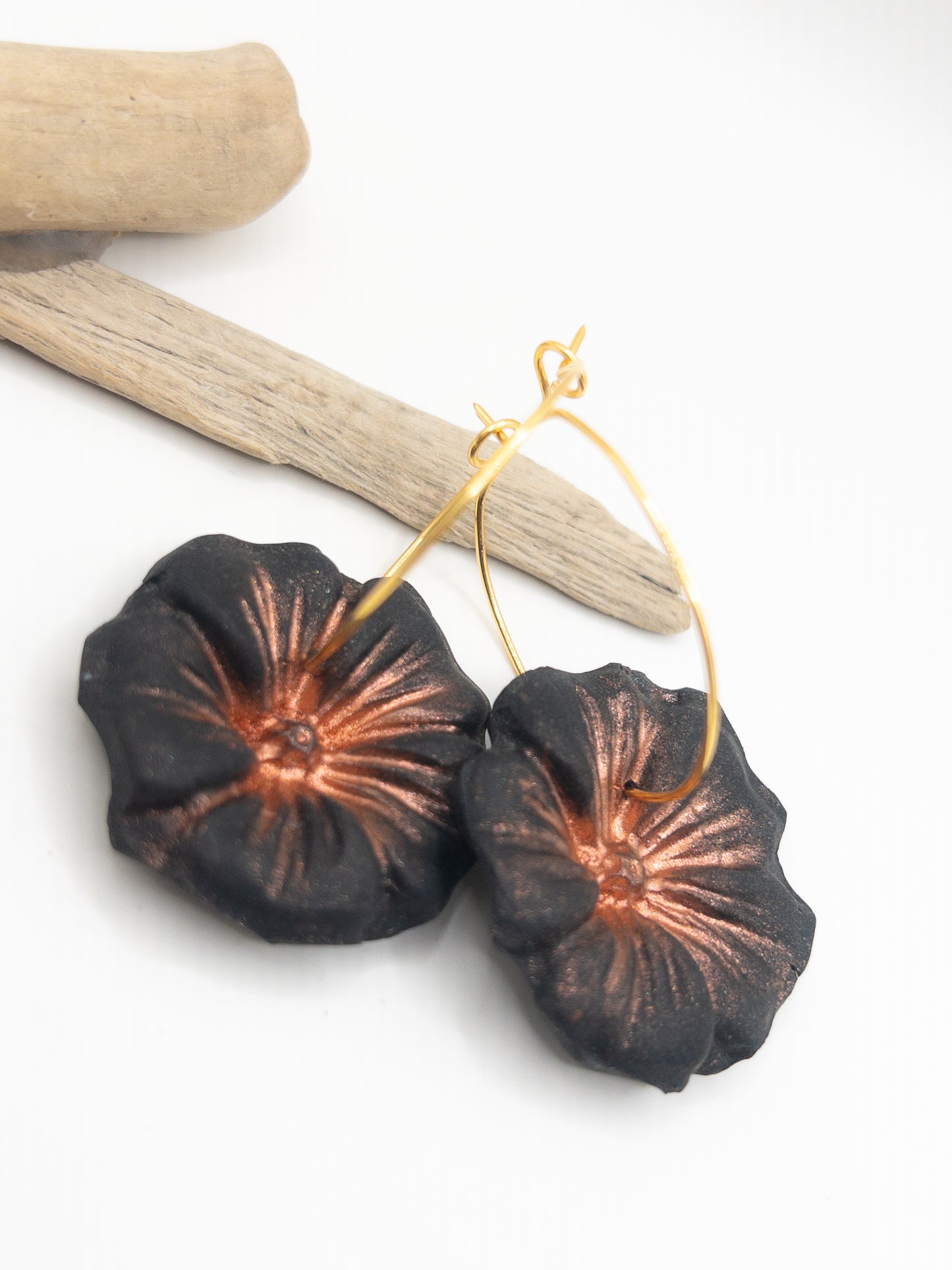 Creolen met bloem zwart / glans