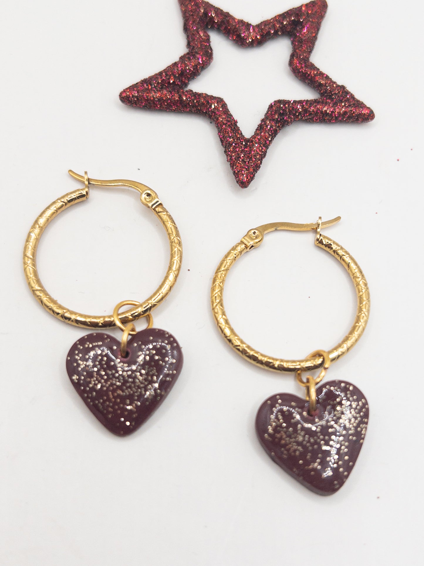 Creooltjes goudkleurig met kleine hartjes in burgundy met glitter