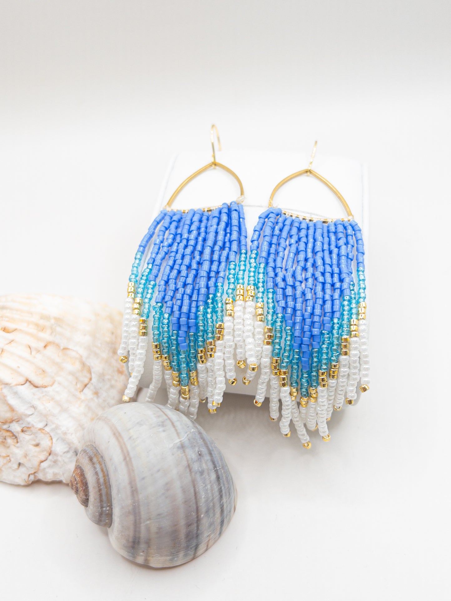 Oorbellen lang kralen blauw wit goud boho