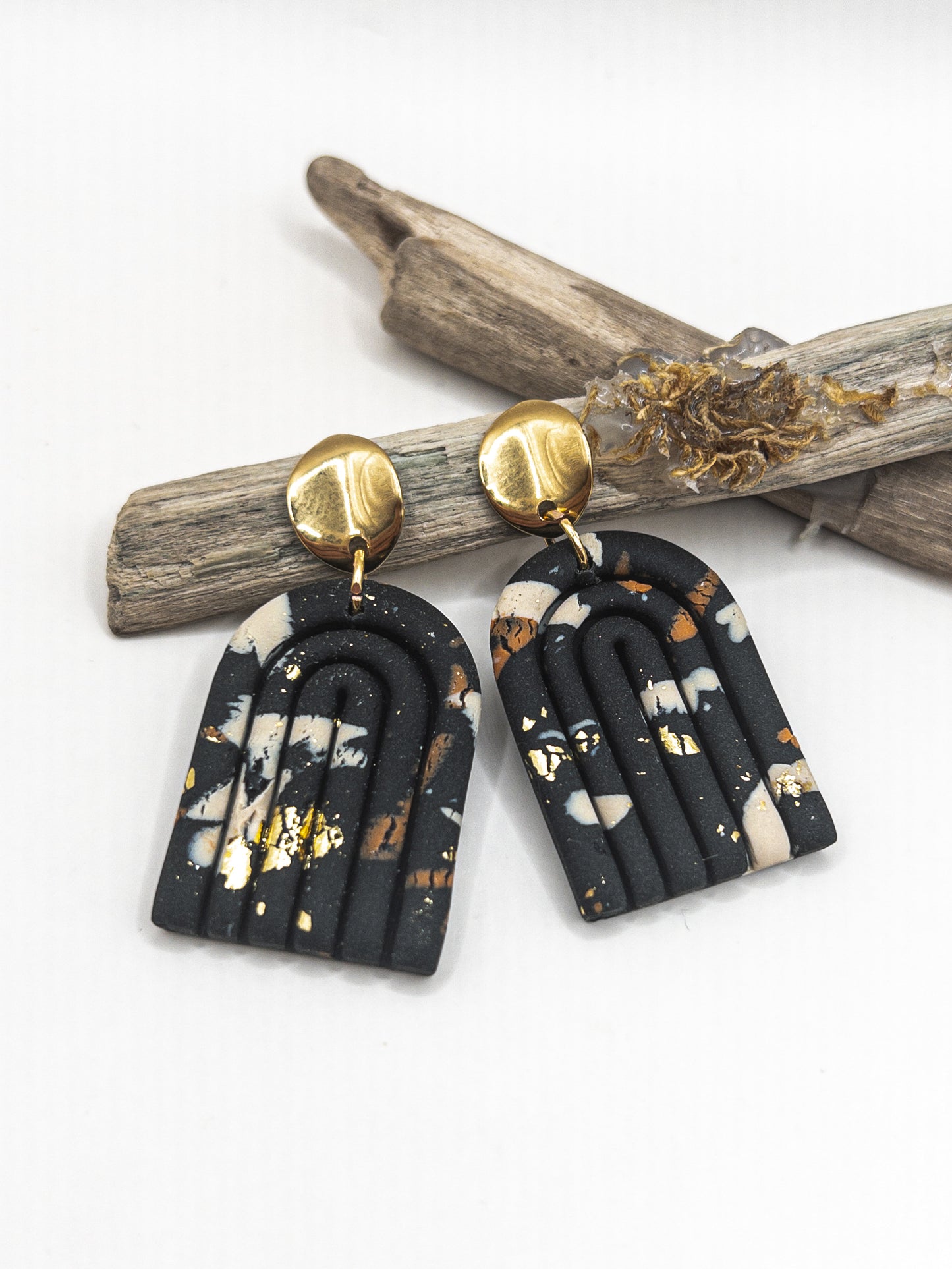Oorstekers goud met lichtgewicht hangers in zwart met beige en goud en bruin