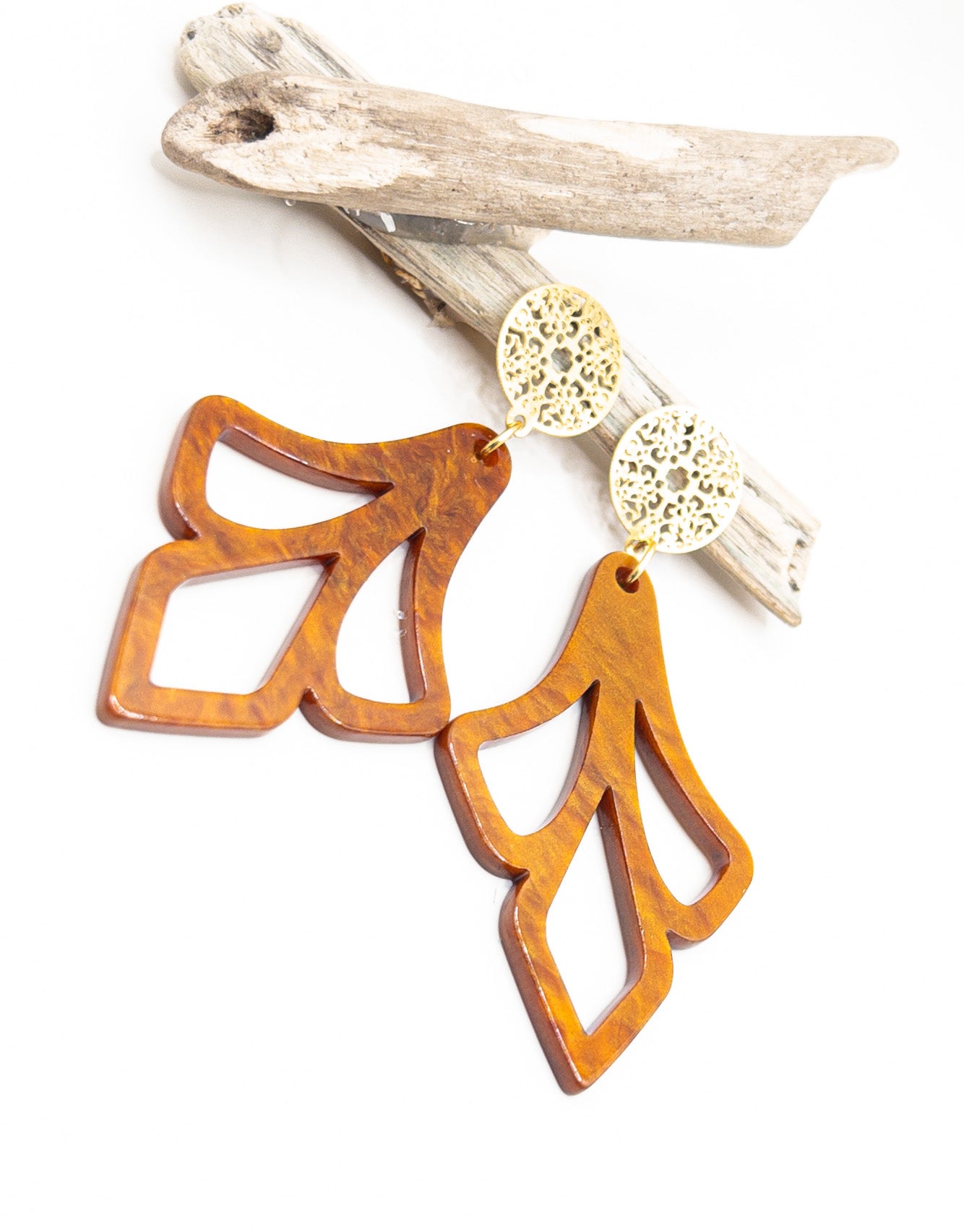 Model Aïsha boho oorstekers met bruine hanger