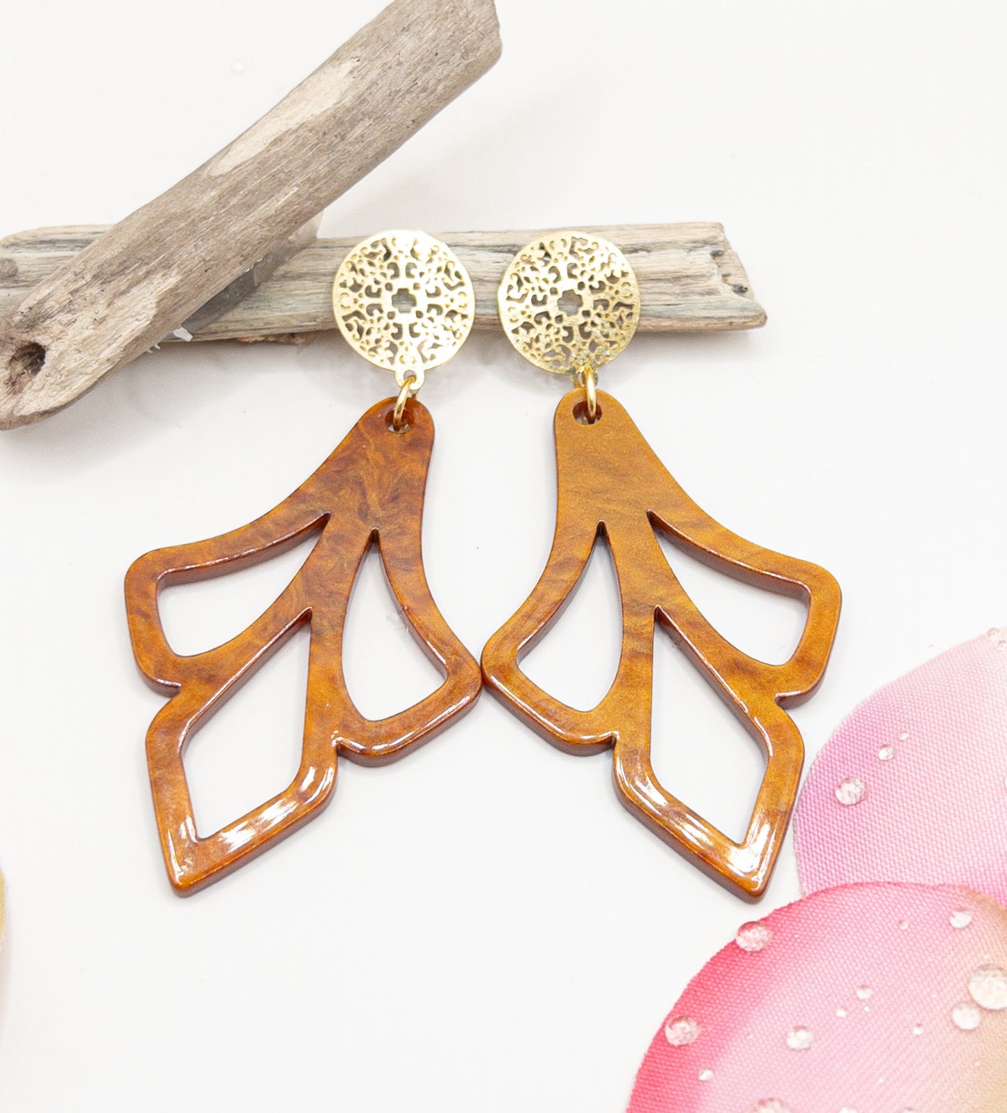 Model Aïsha boho oorstekers met bruine hanger
