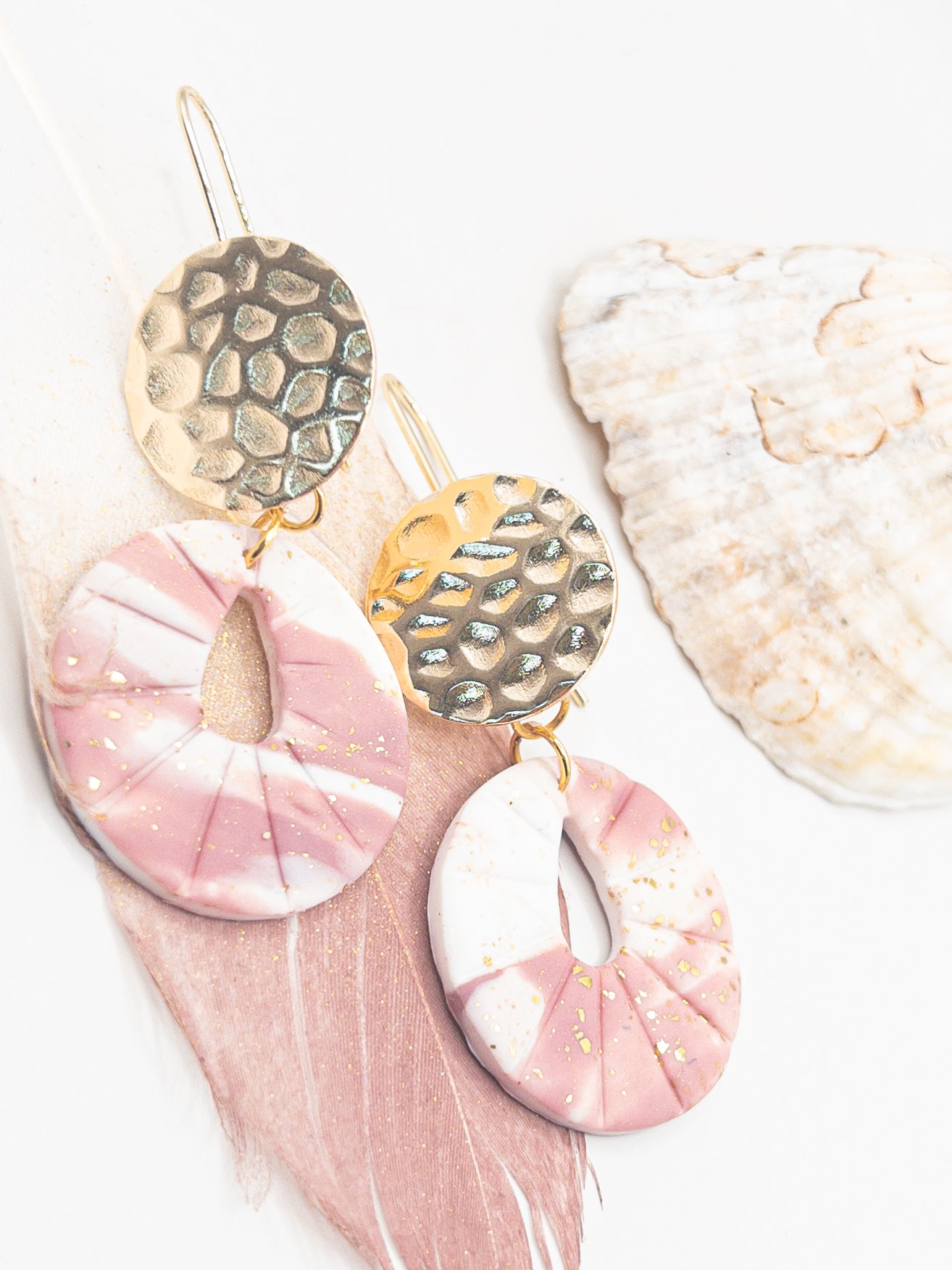 Oorstekers met ronde vorm ronde hanger in roze wit en goud mix