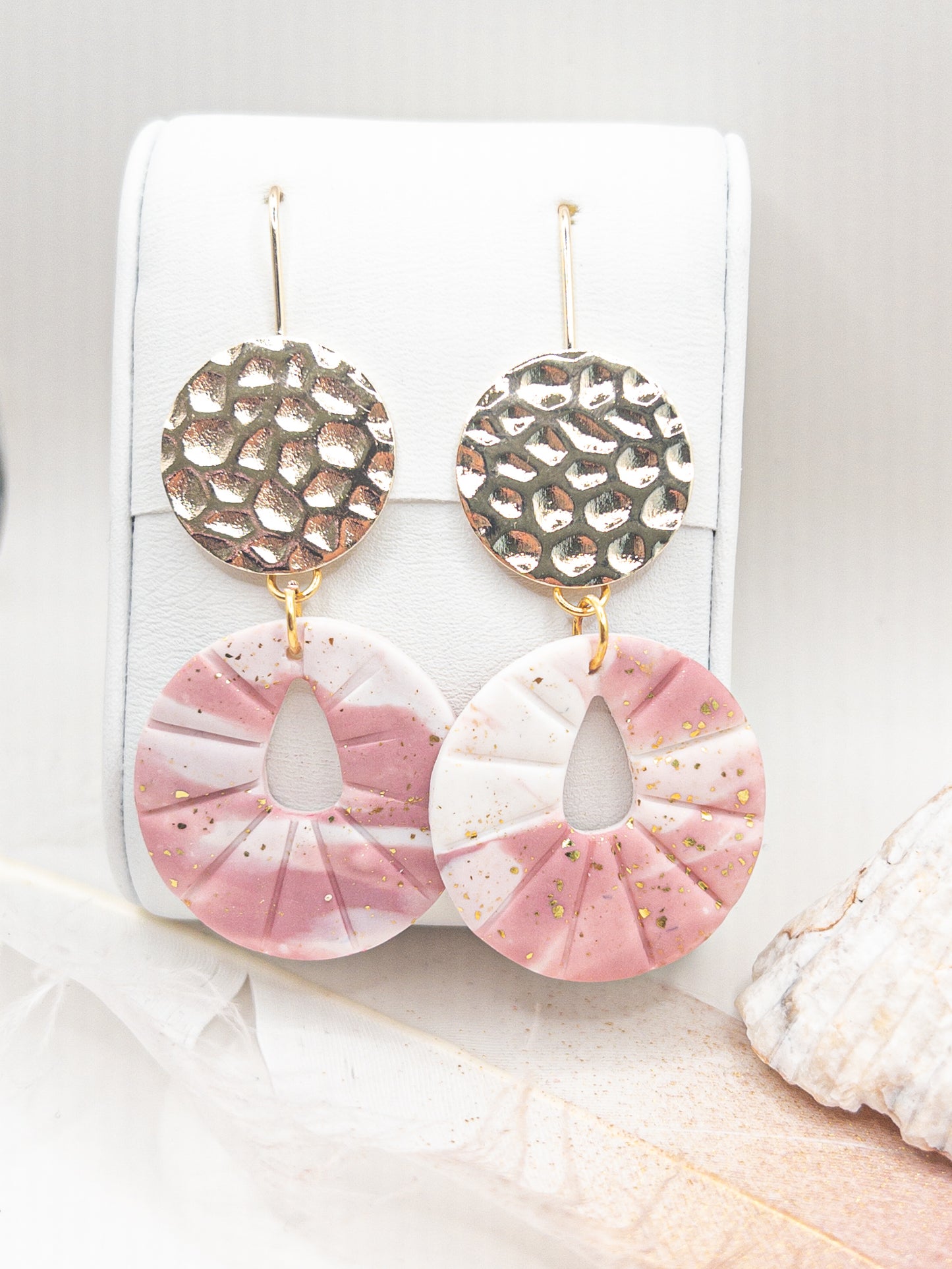 Oorhaken met ronde vorm en ronde hanger met roze wit en goud