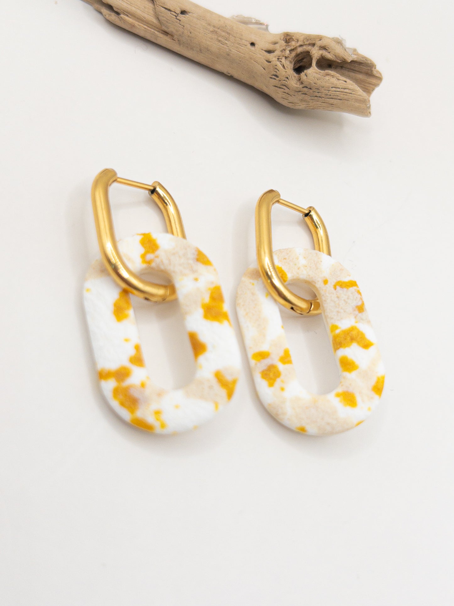 Creool hangers wit met zand en goud