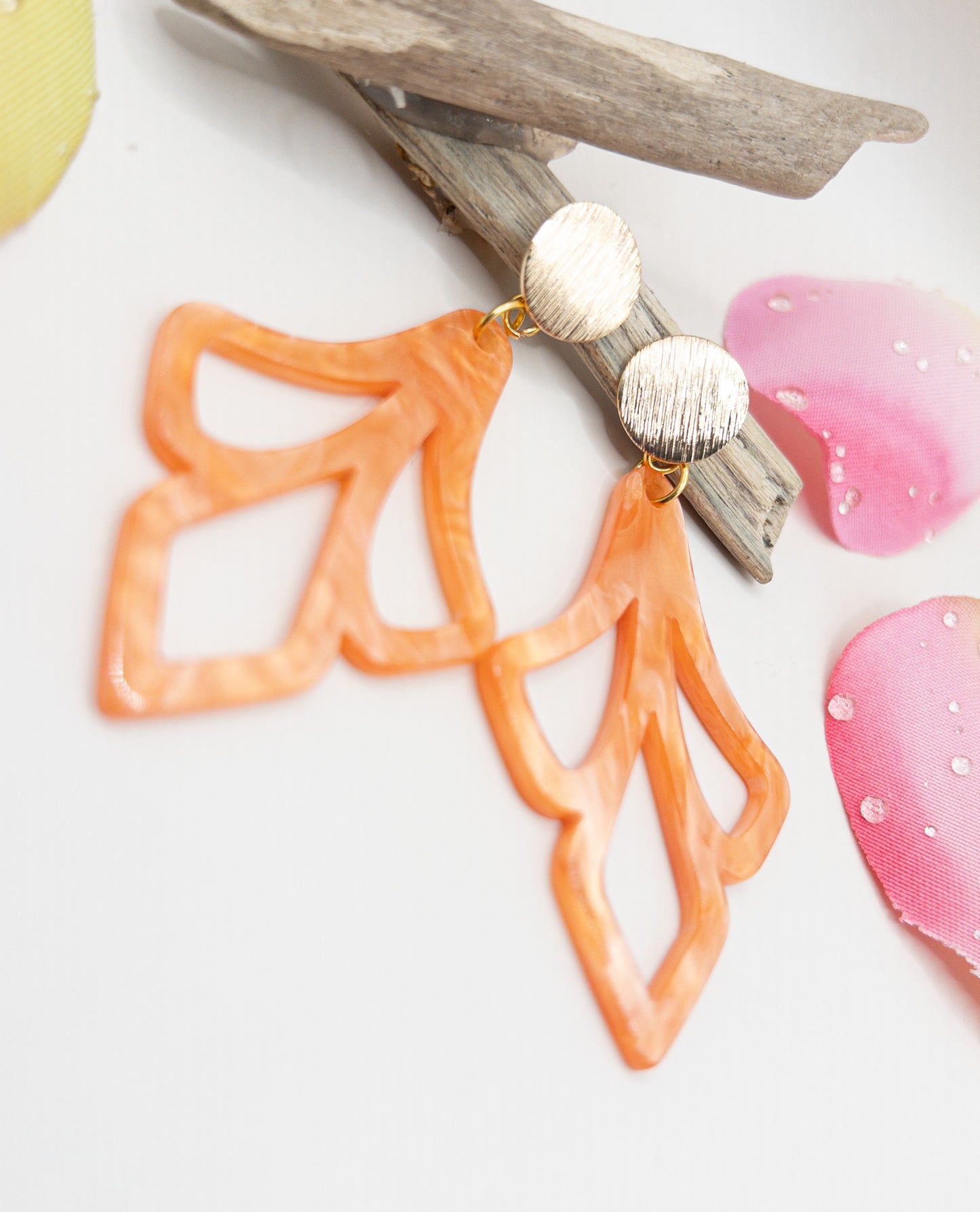Model Maysa geborstelde oorstekers met coral boho hanger