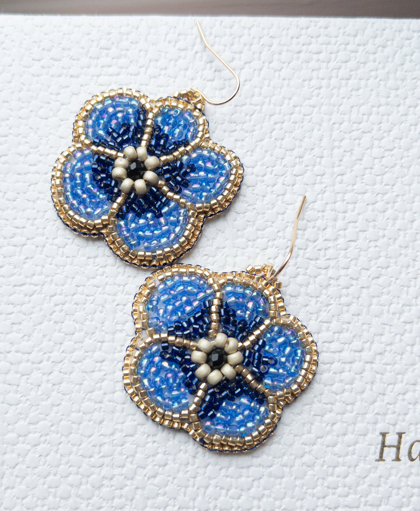 Geborduurd oorbellen bloem blauw goud haakjes