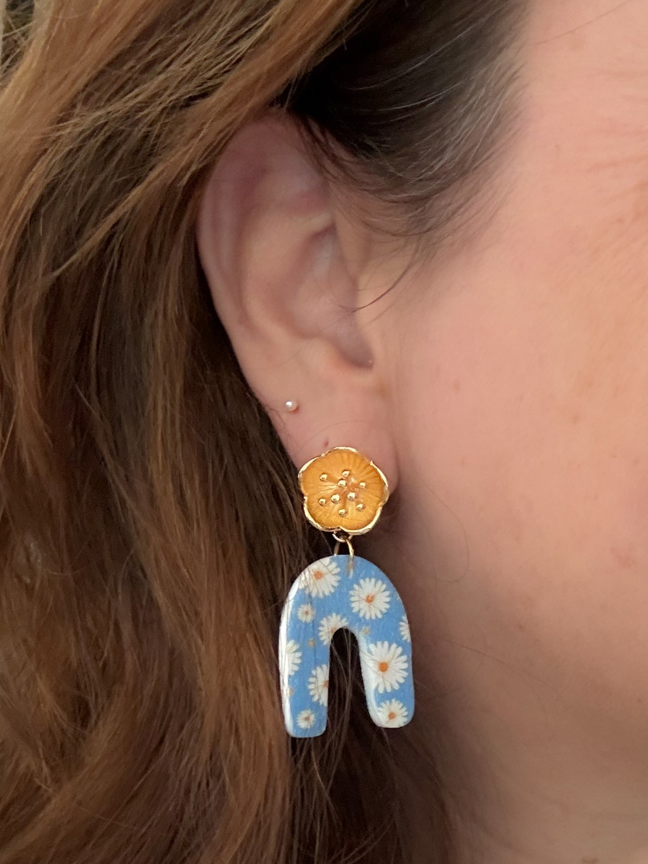 Madelief oorbellen goud blauw