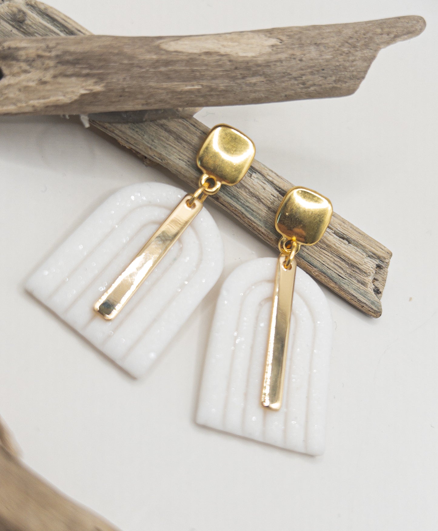 Oorstekers met prachtige wit parelmoer hanger wit en goud