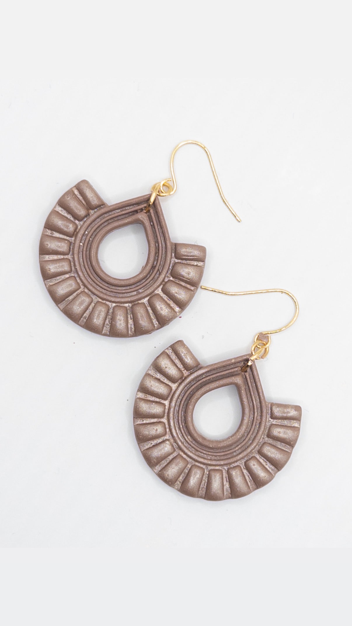 Oorbellen Boho taupe glans