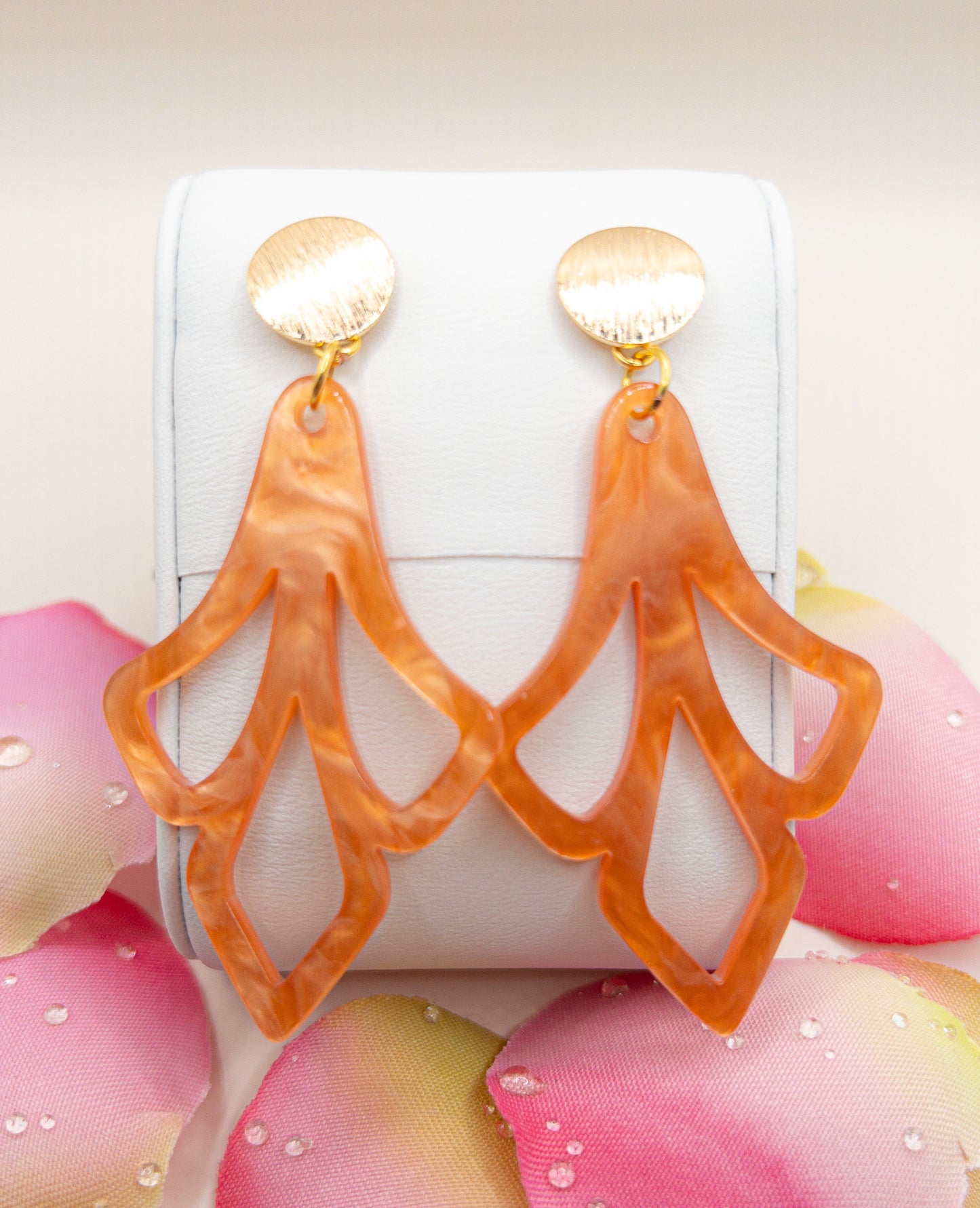 Model Maysa geborstelde oorstekers met coral boho hanger
