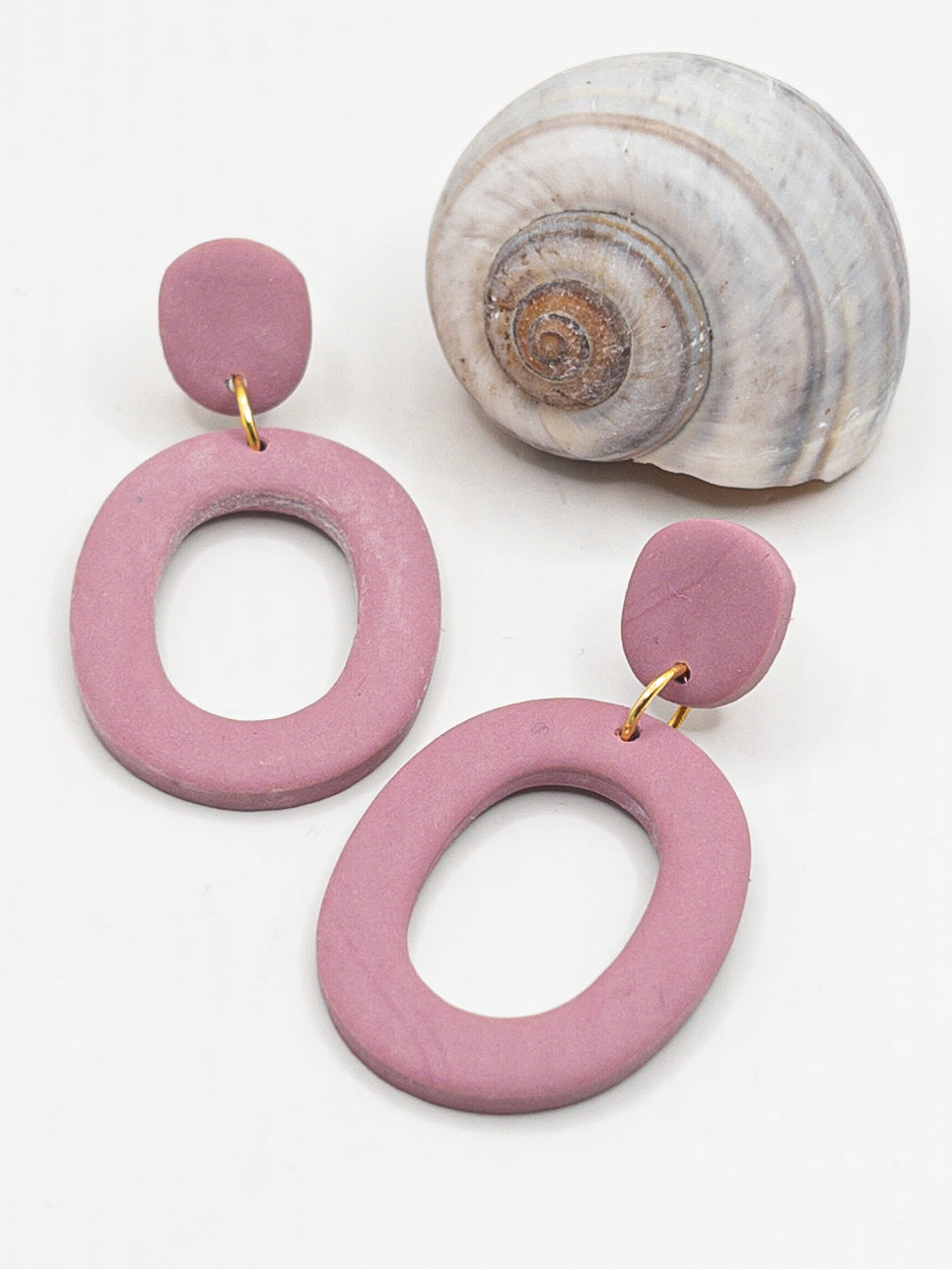 Ovale oorbellen in oud roze