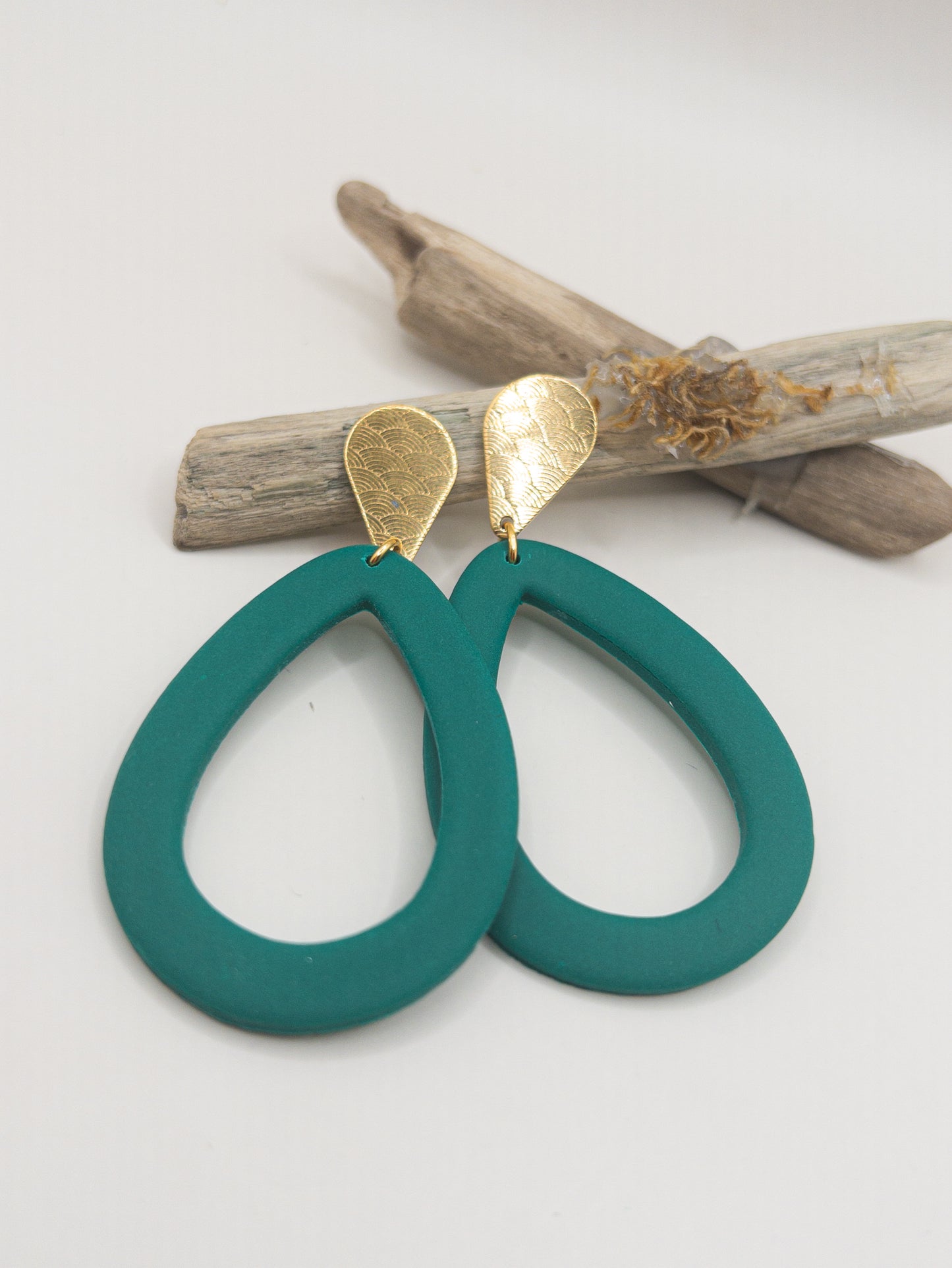 Gave druppelvormige goudkleurige oorstekers met schubbenmotief met lichtgewicht druppel hangers in groen