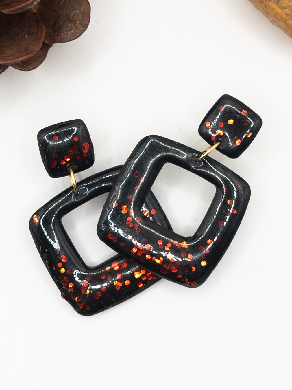 Oorbellen Socha zwart rood glitter