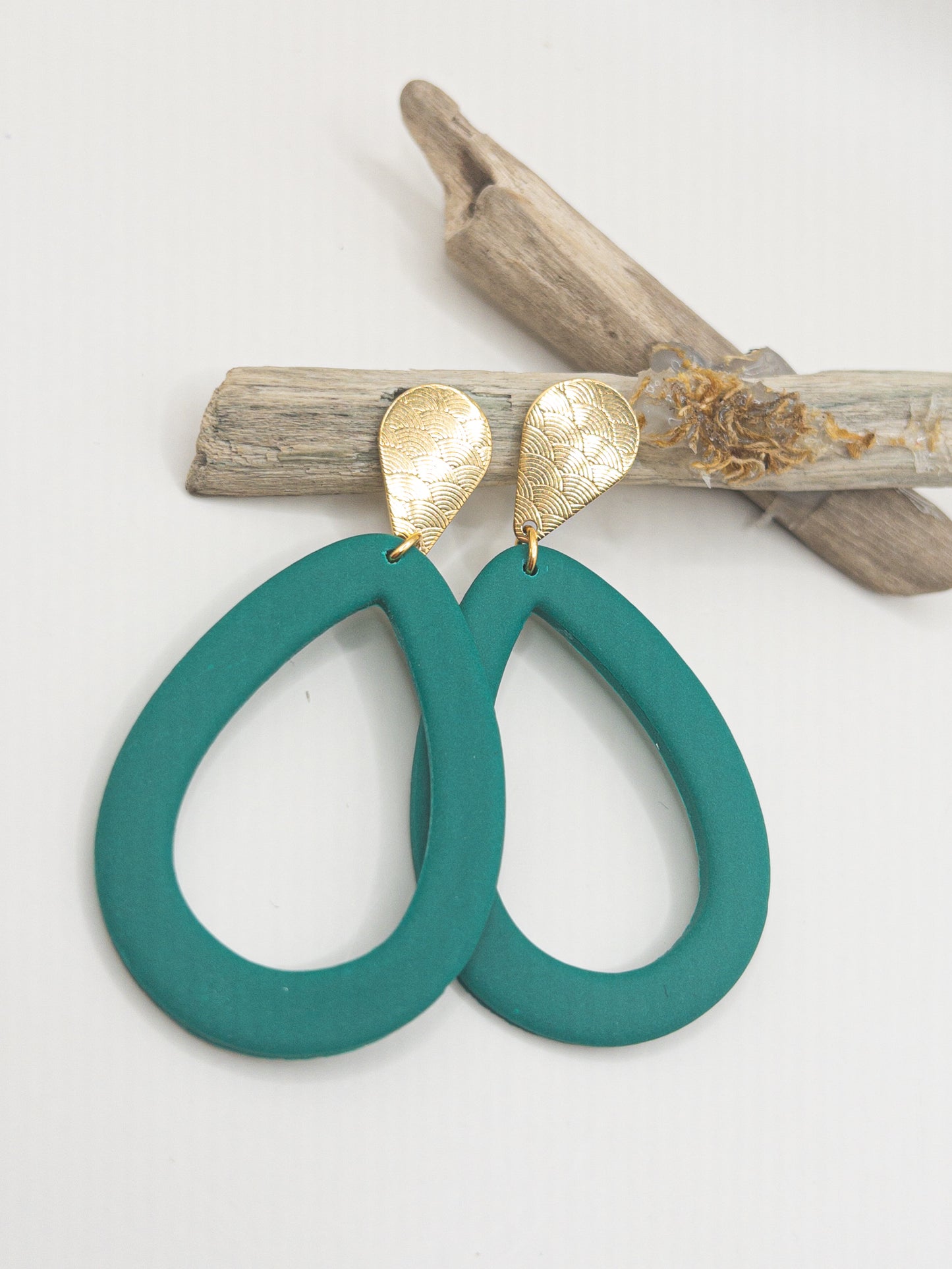 Gave druppelvormige goudkleurige oorstekers met schubbenmotief met lichtgewicht druppel hangers in groen