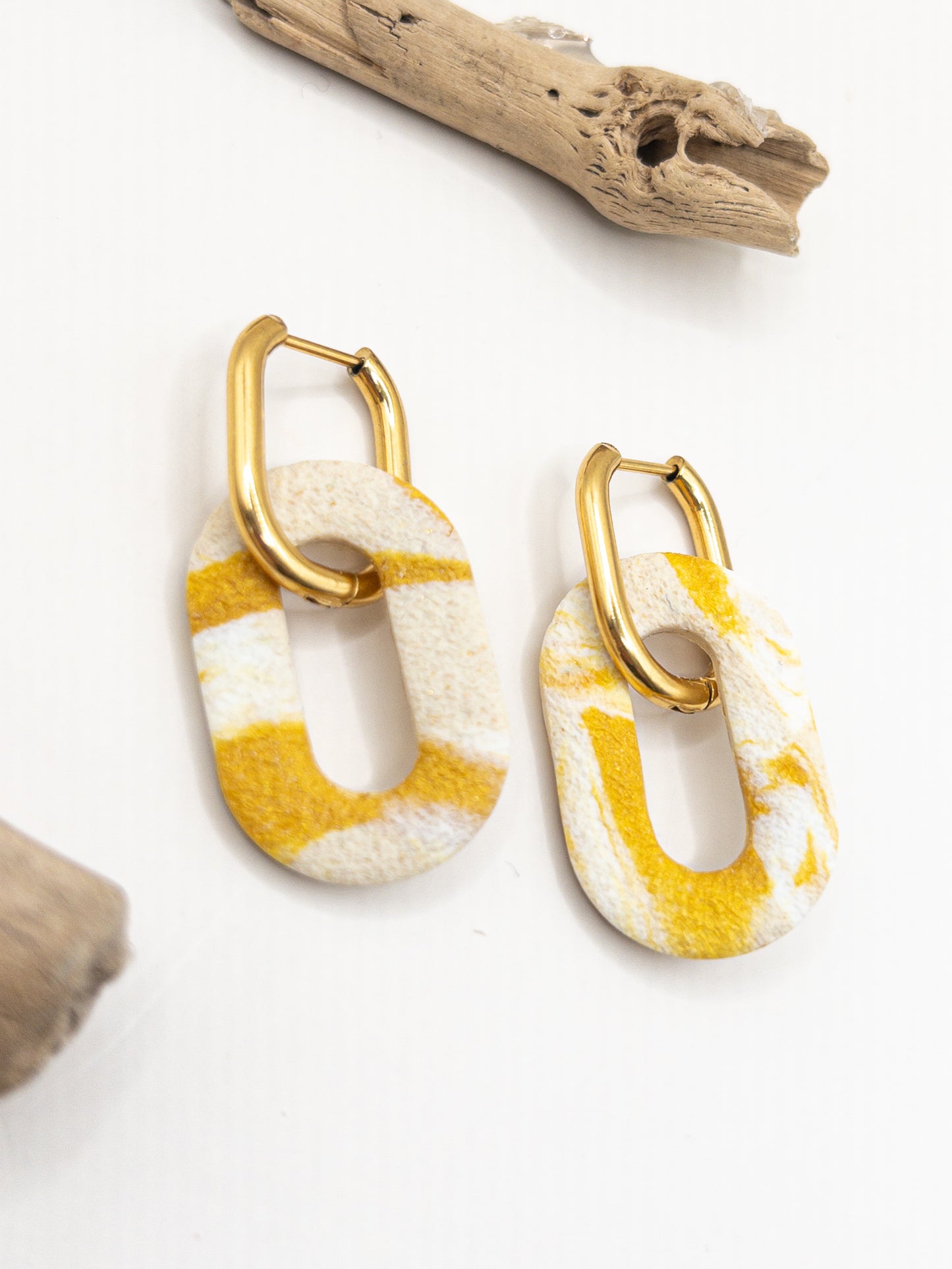 Creool hangers mix van zand goud en wit