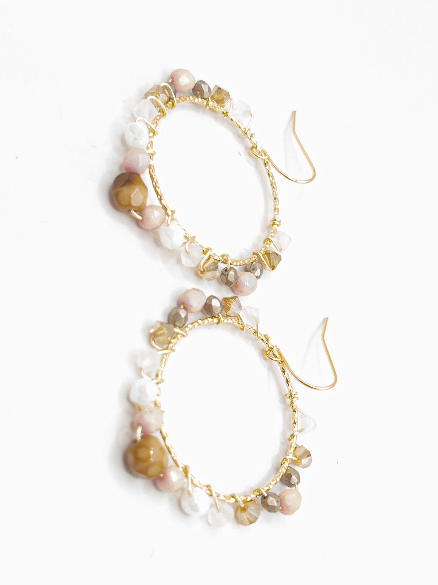 Boho oorbellen wit roze goud en bruin