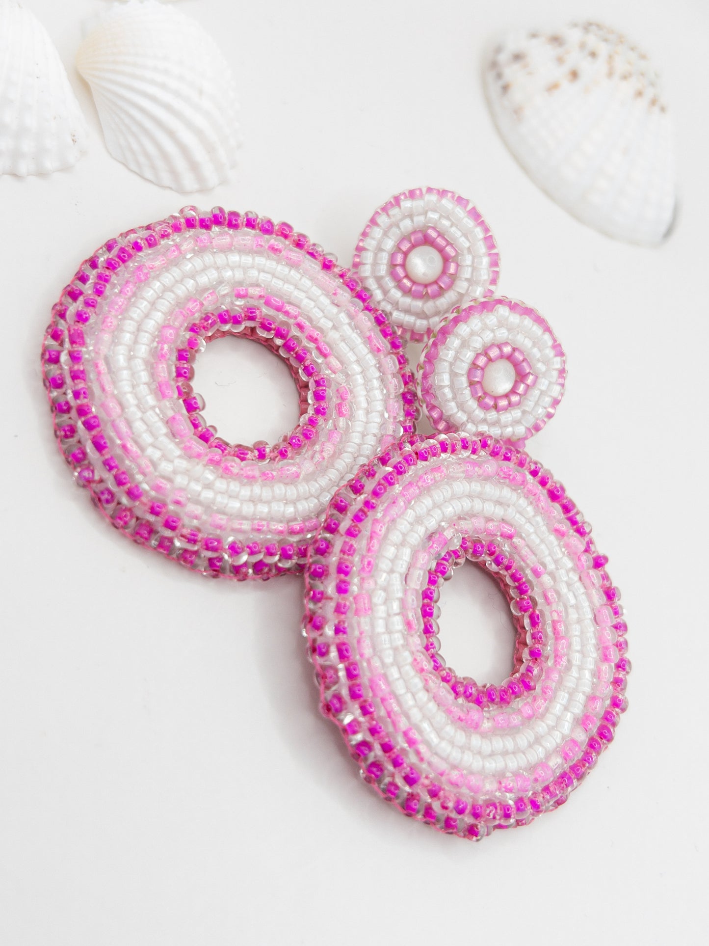 Roze met witte ronde oorbellen kraaltjes