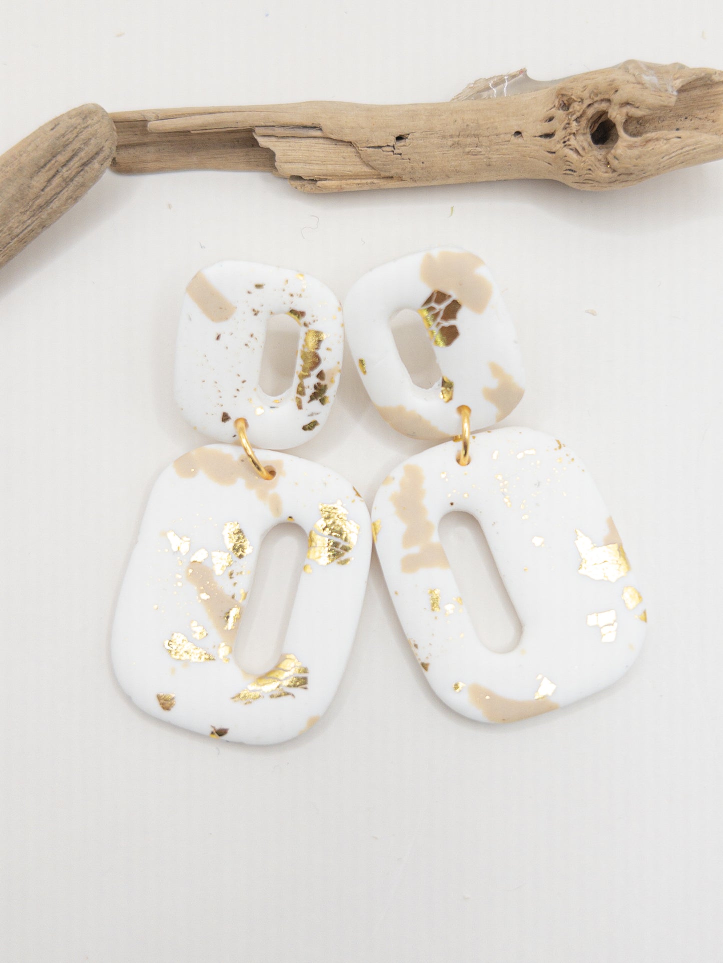 Oorbellen Rix wit met zand en goud