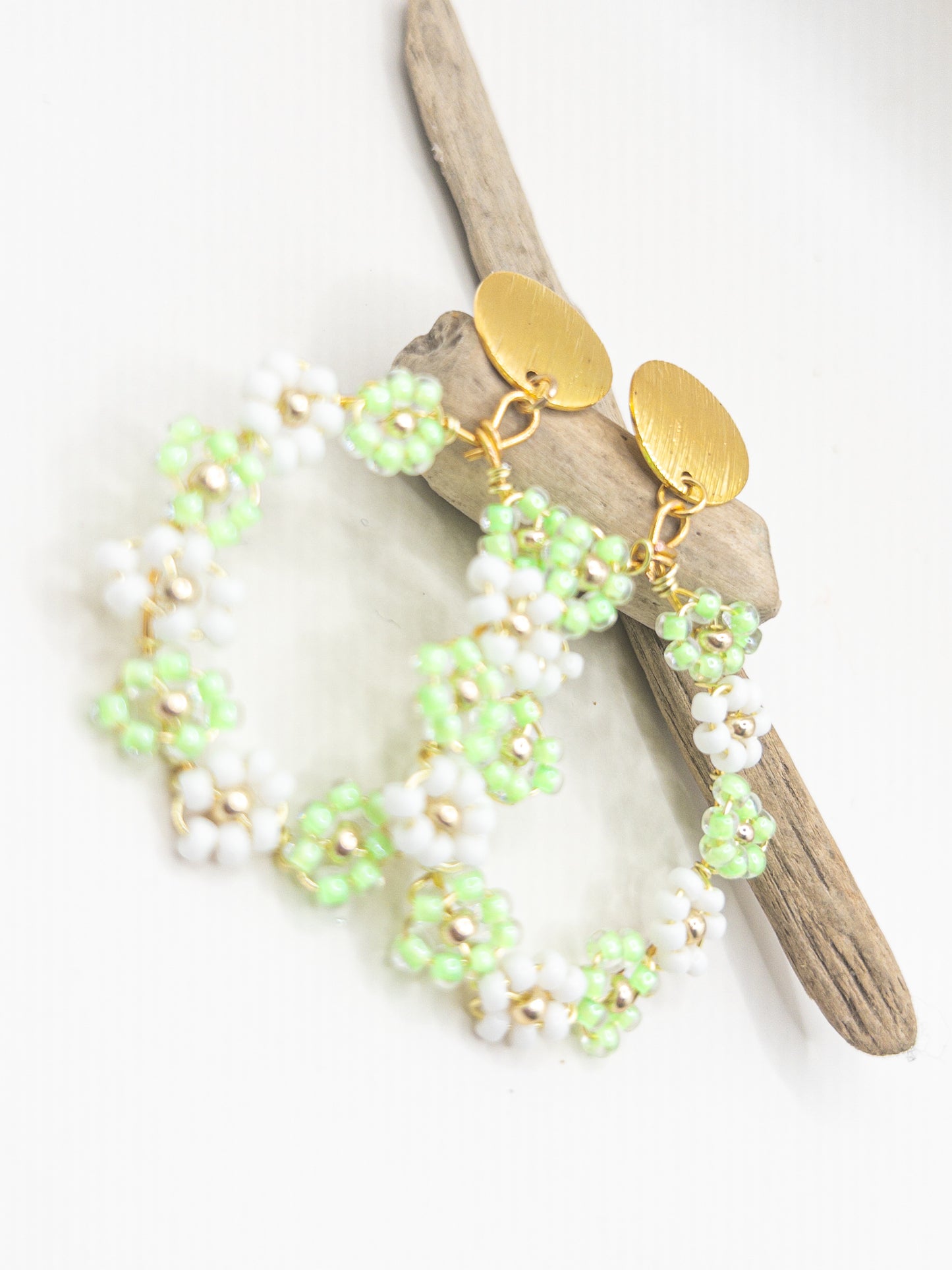 Oorbellen met bloempatroon groen wit goud