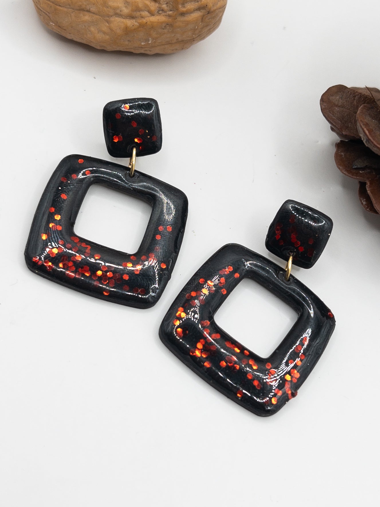 Oorbellen Socha zwart rood glitter