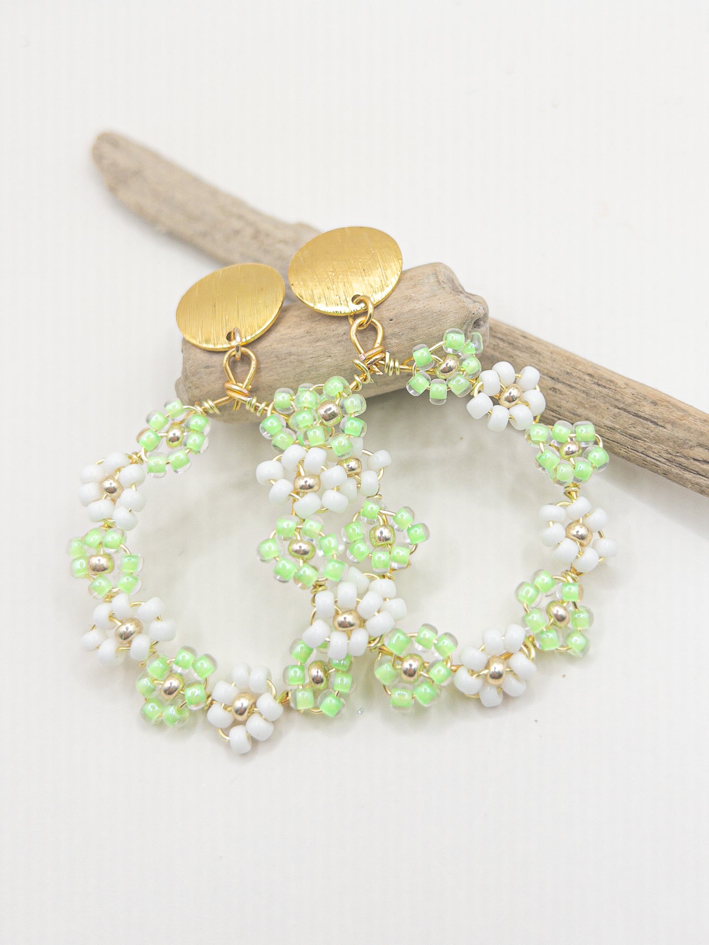 Oorbellen met bloempatroon groen wit goud