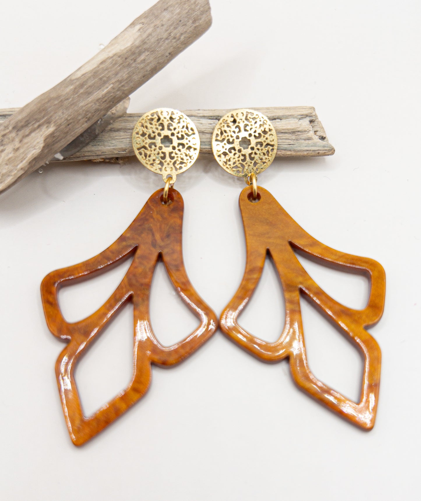 Model Aïsha boho oorstekers met bruine hanger