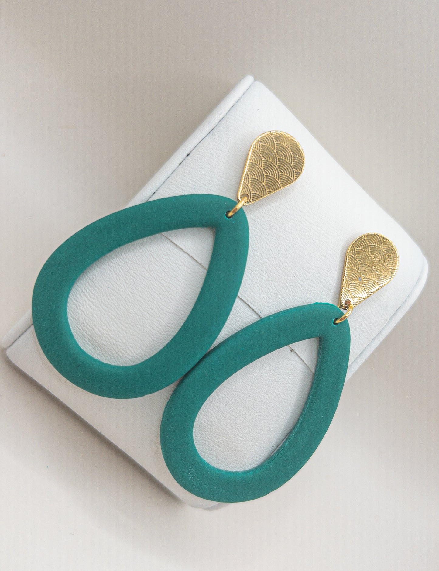 Gave druppelvormige goudkleurige oorstekers met schubbenmotief met lichtgewicht druppel hangers in groen