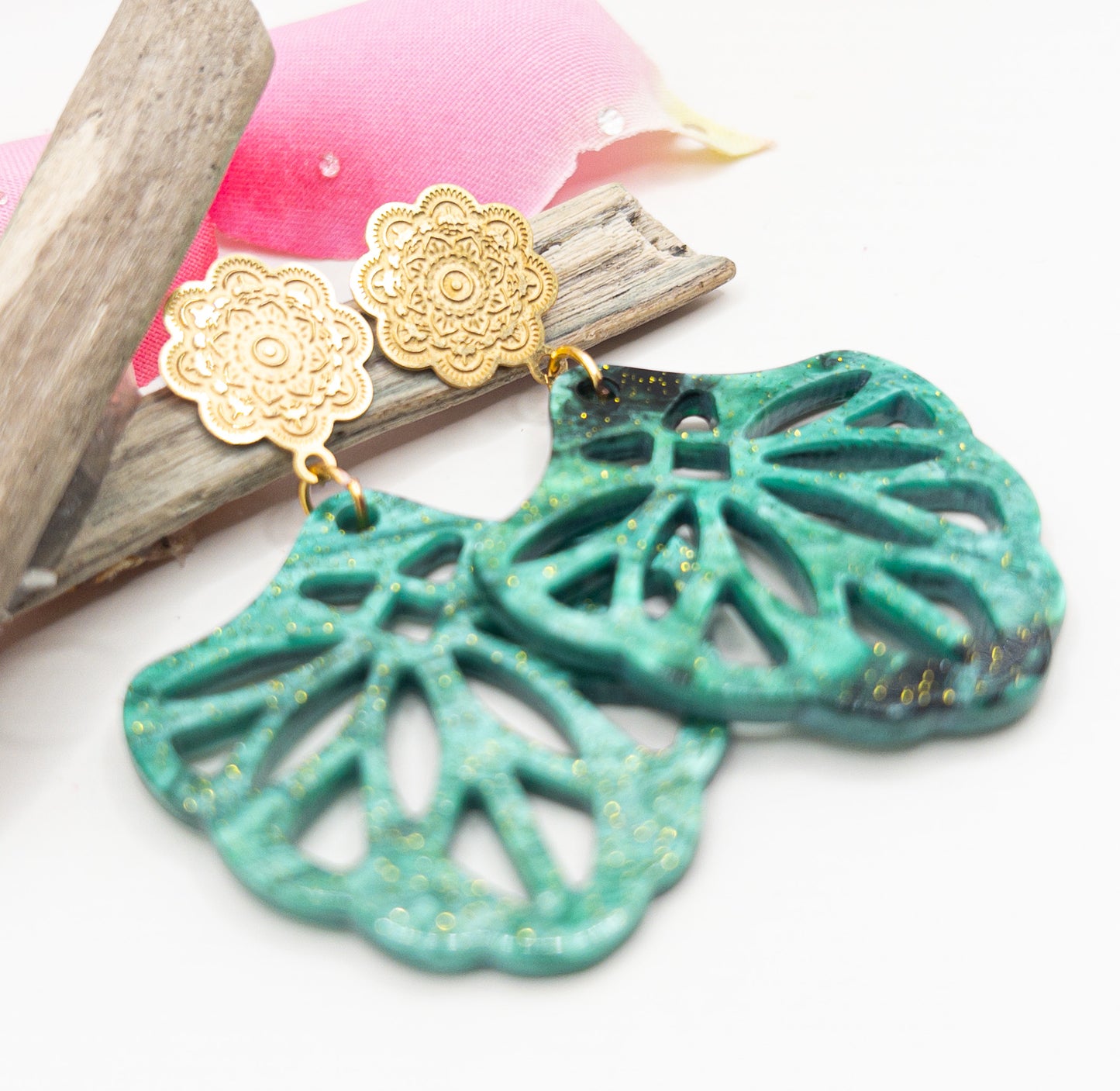 Model Yasmine goudkleurige bloemoorsteker met groene boho hanger