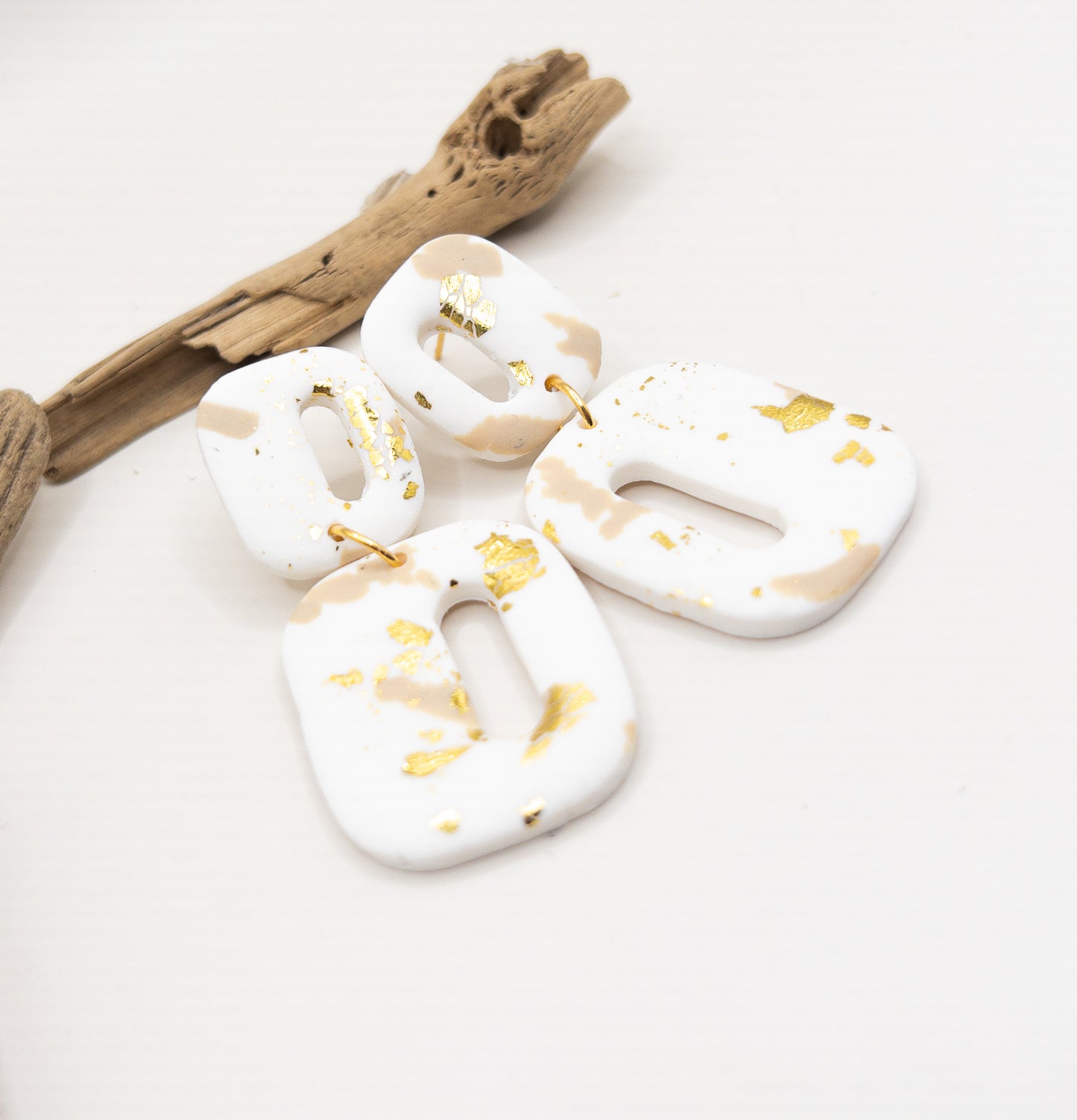 Oorbellen Rix wit met zand en goud