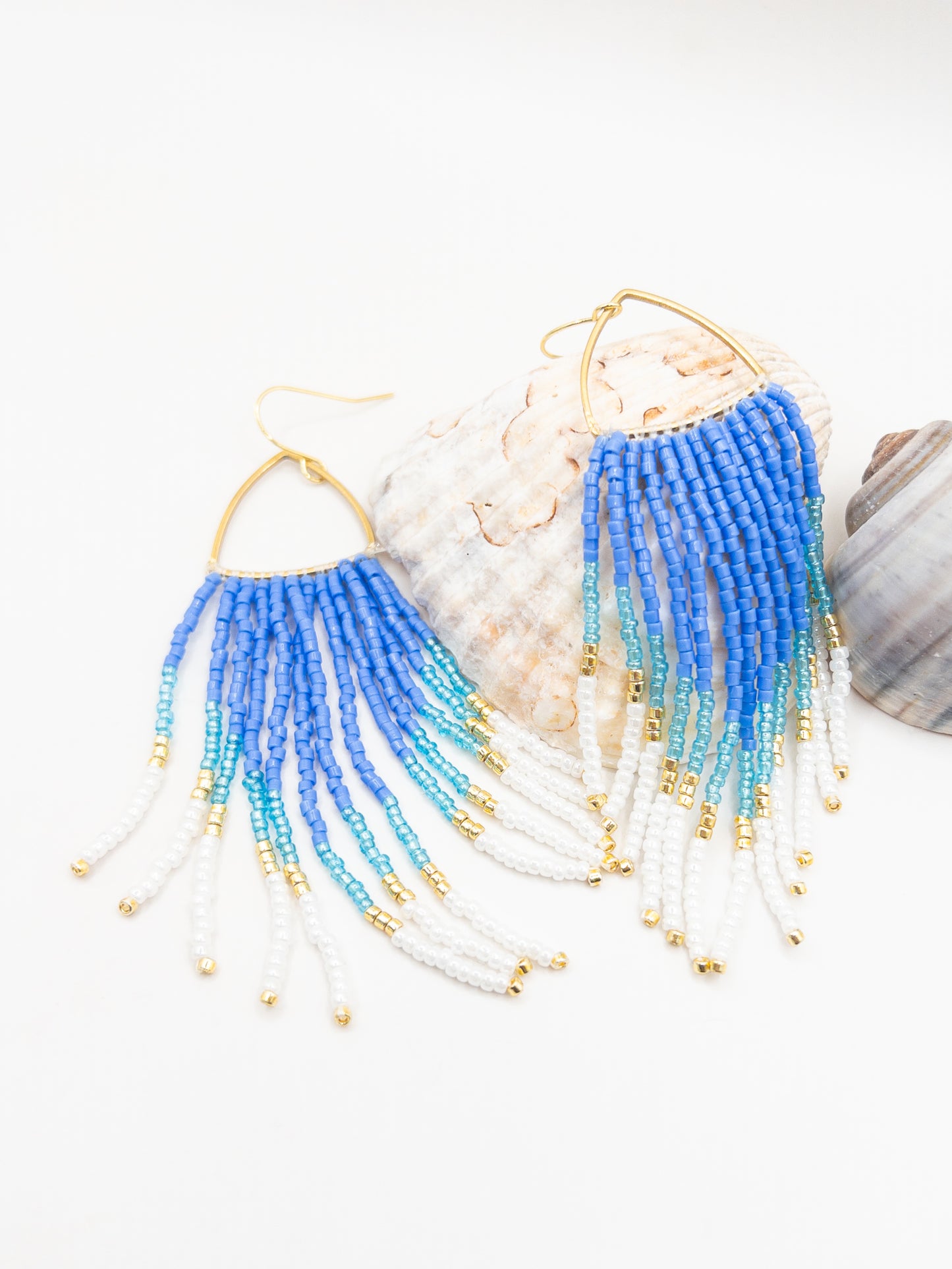 Lange blauwe oorbellen wit en goud met kleine kraaltjes