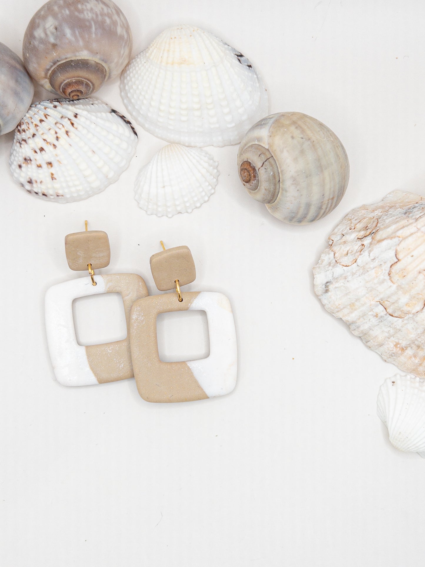 Oorbellen Vanja wit beige lichtbruin goud vierkant