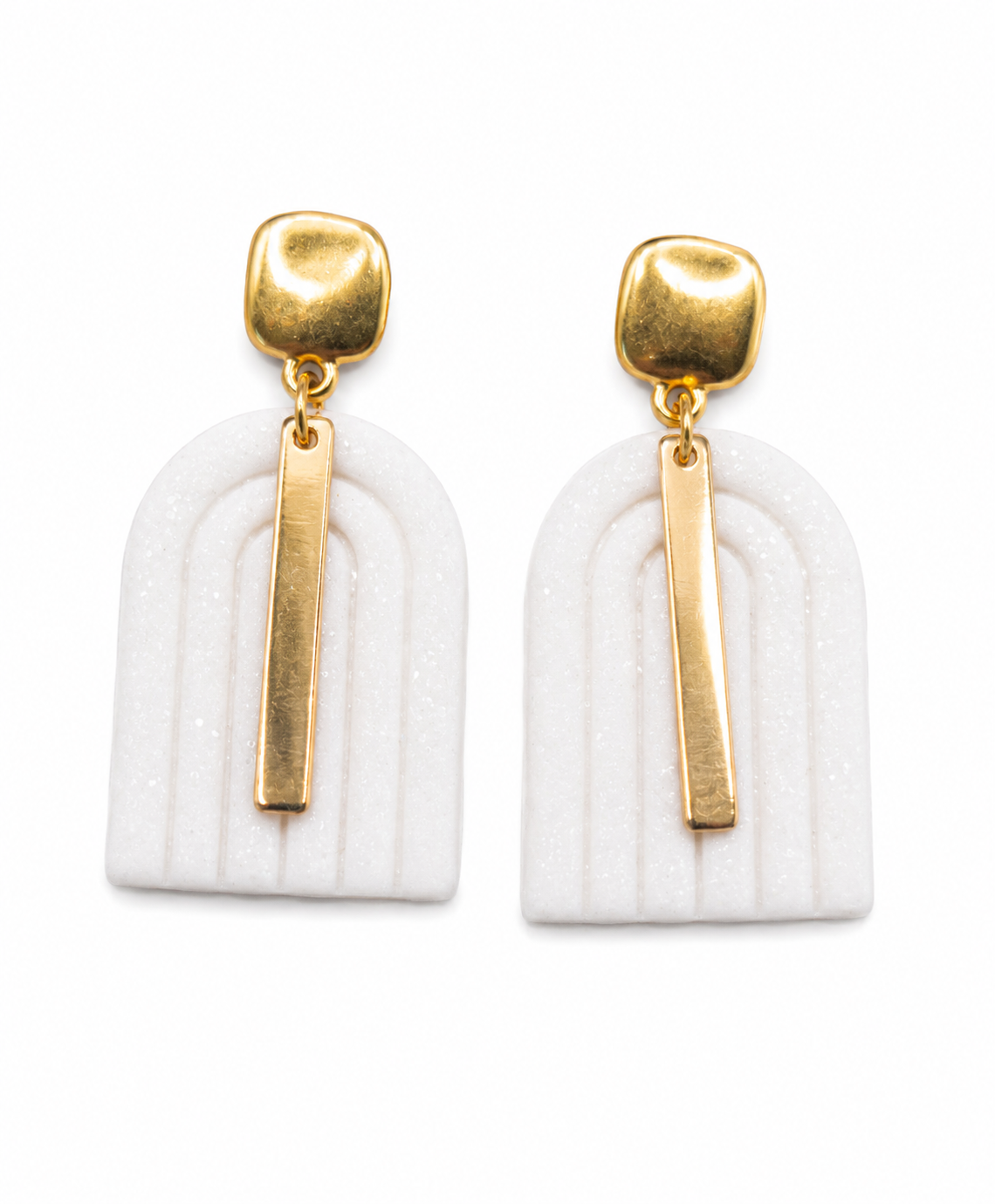 Oorstekers met prachtige wit parelmoer hanger wit en goud