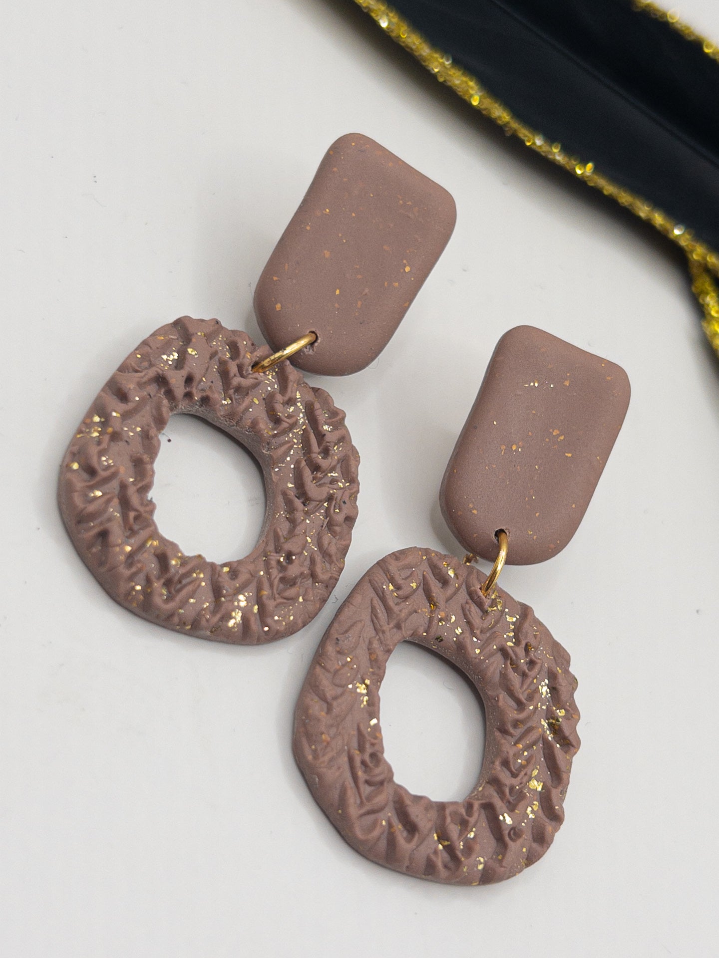 Oorbellen Nousha taupe goud