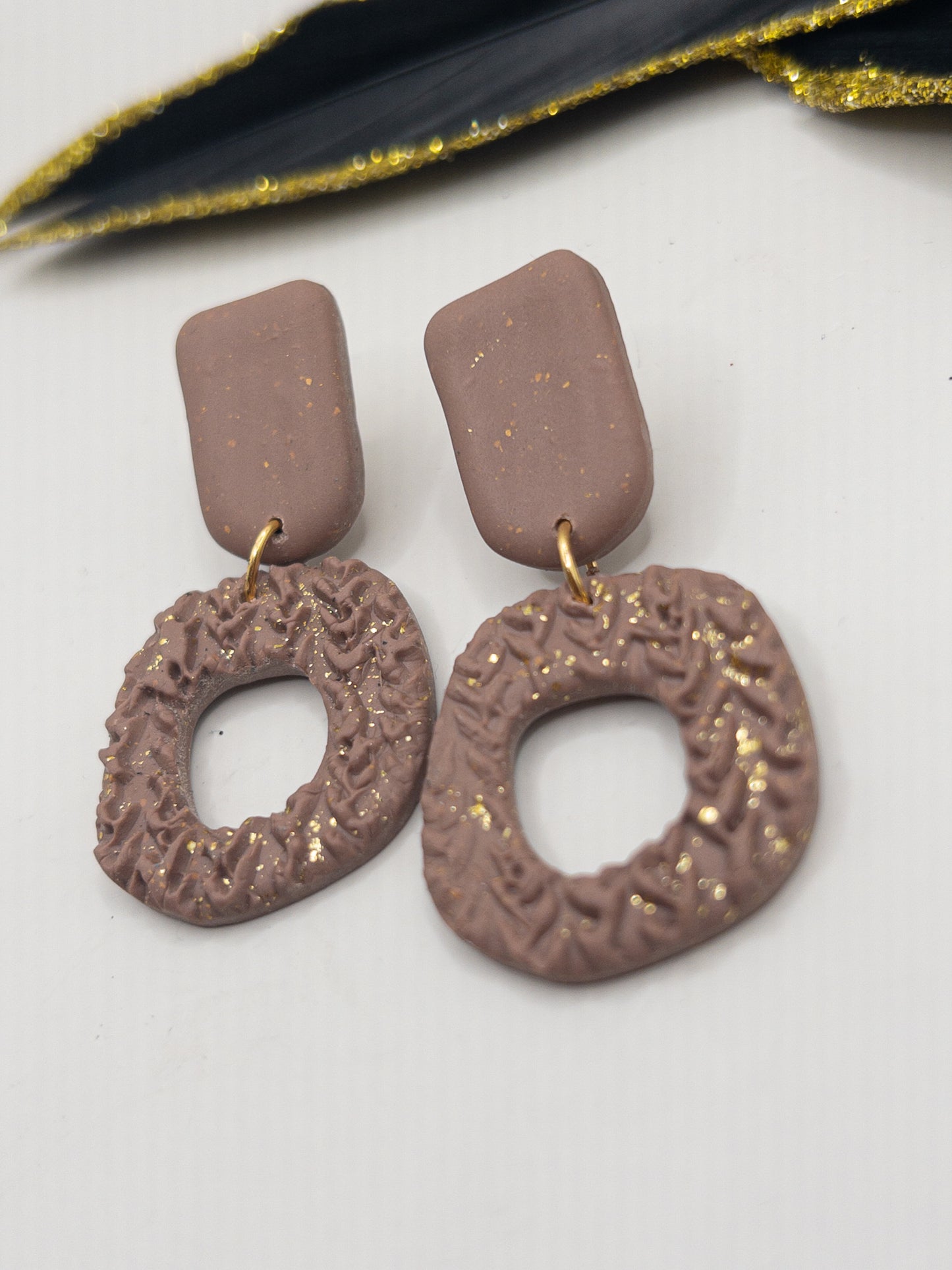 Oorbellen Nousha taupe goud