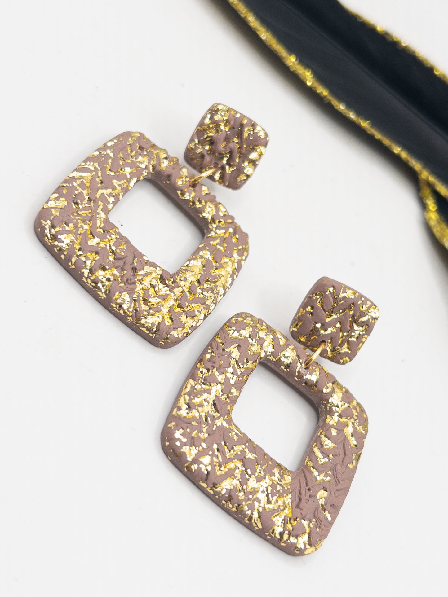 Oorbellen Bella taupe goud