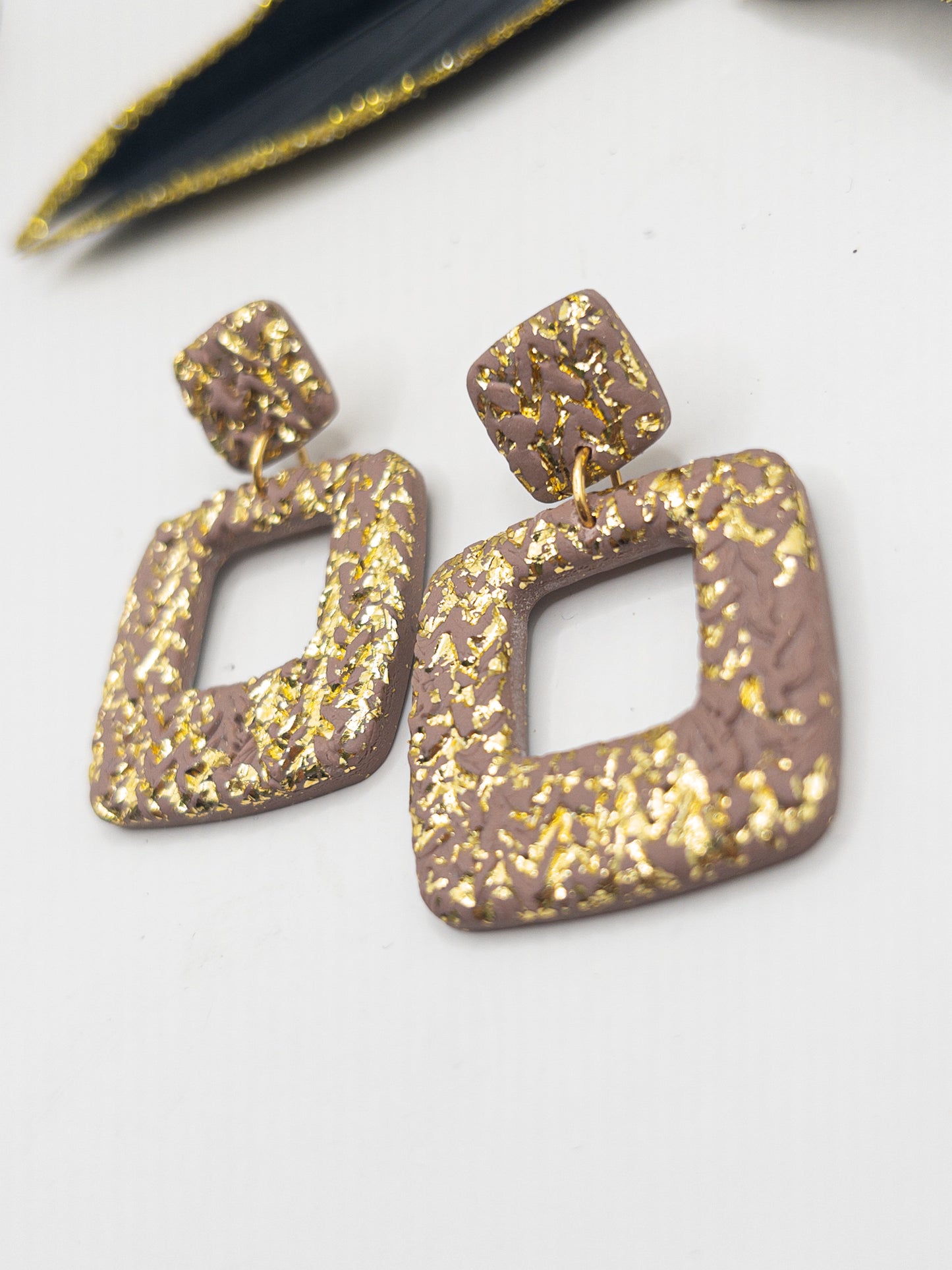 Oorbellen Bella taupe goud
