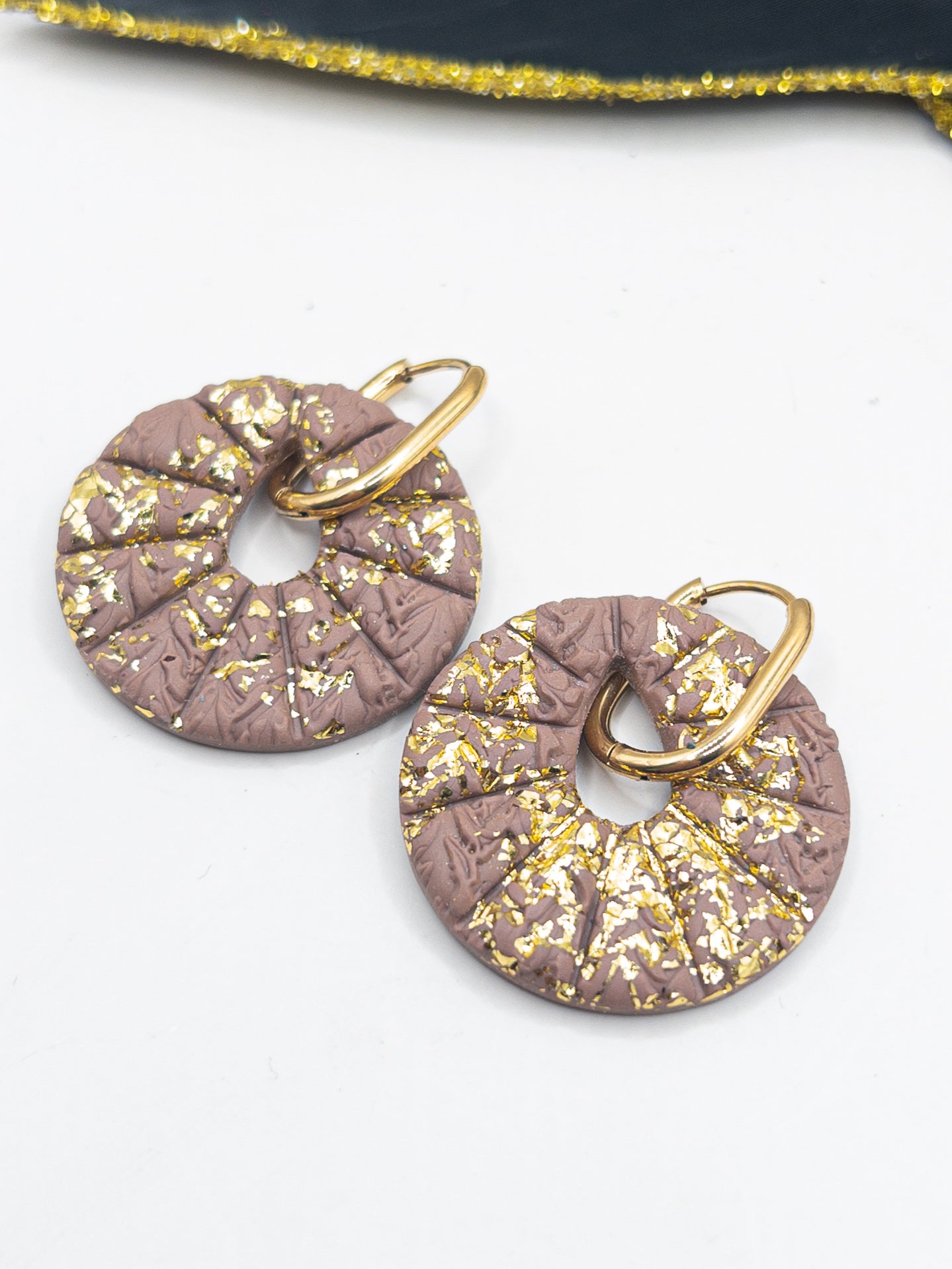 Oorbellen Yenna taupe goud