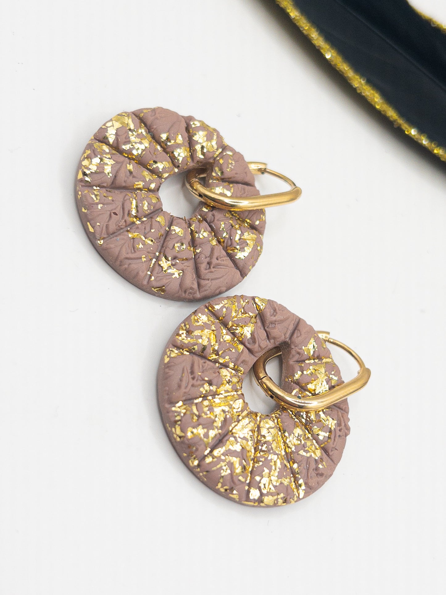 Oorbellen Yenna taupe goud