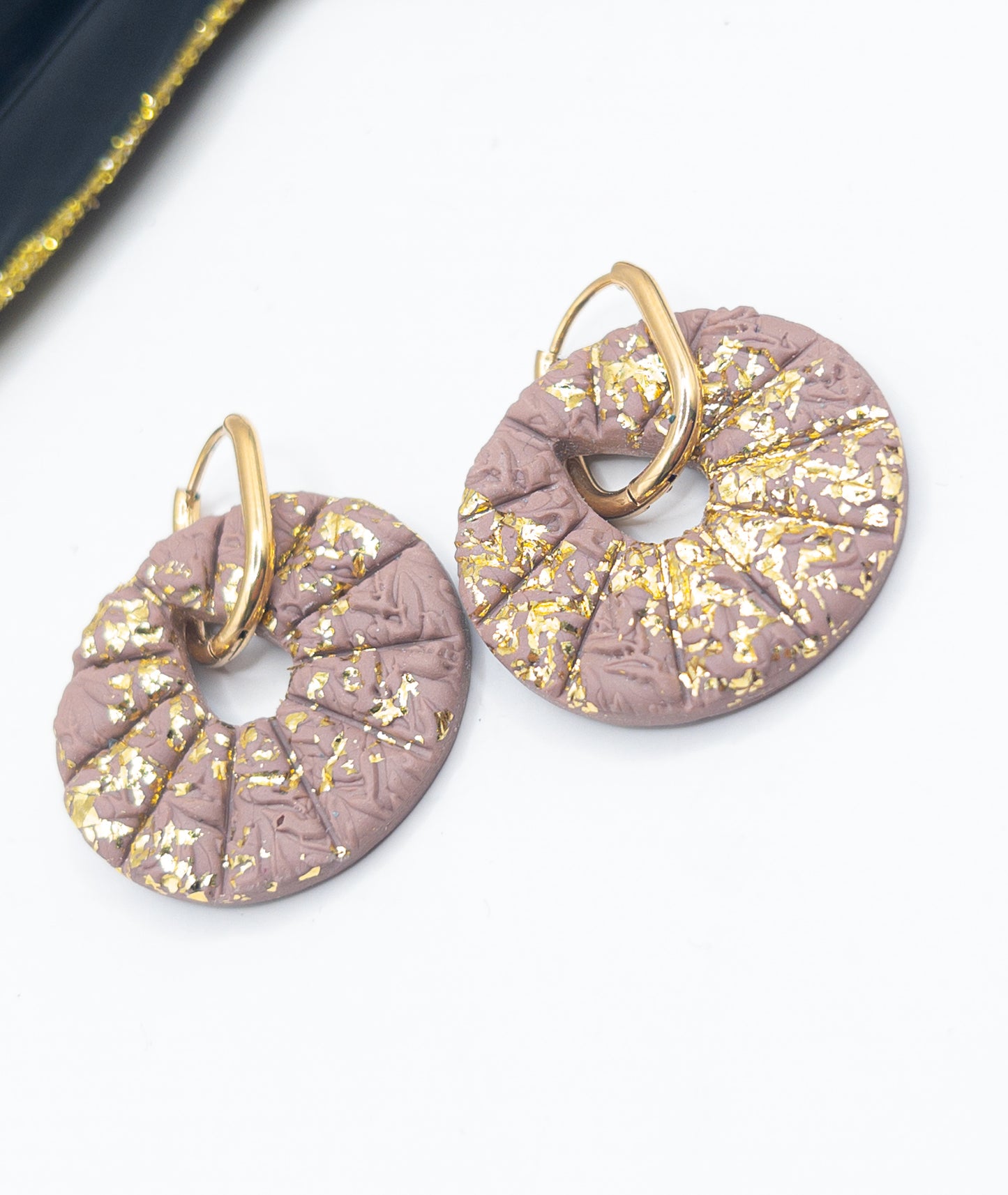 Oorbellen Yenna taupe goud