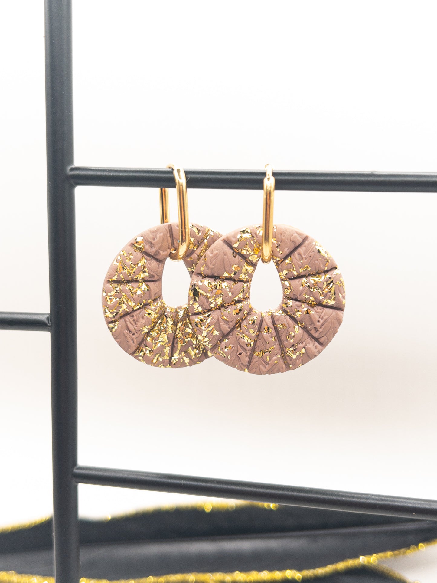 Oorbellen Yenna taupe goud