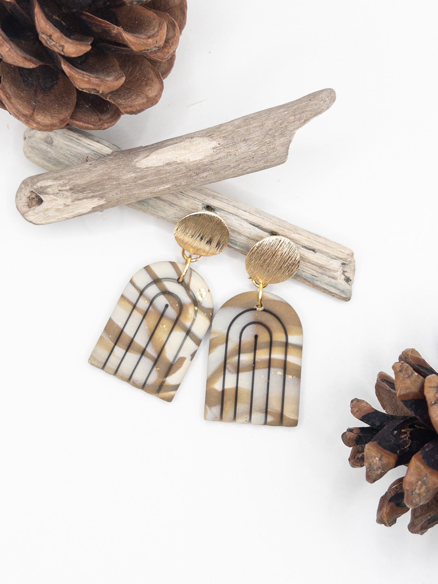 Gouden oorstekers oorbellen met naturel kleuren
