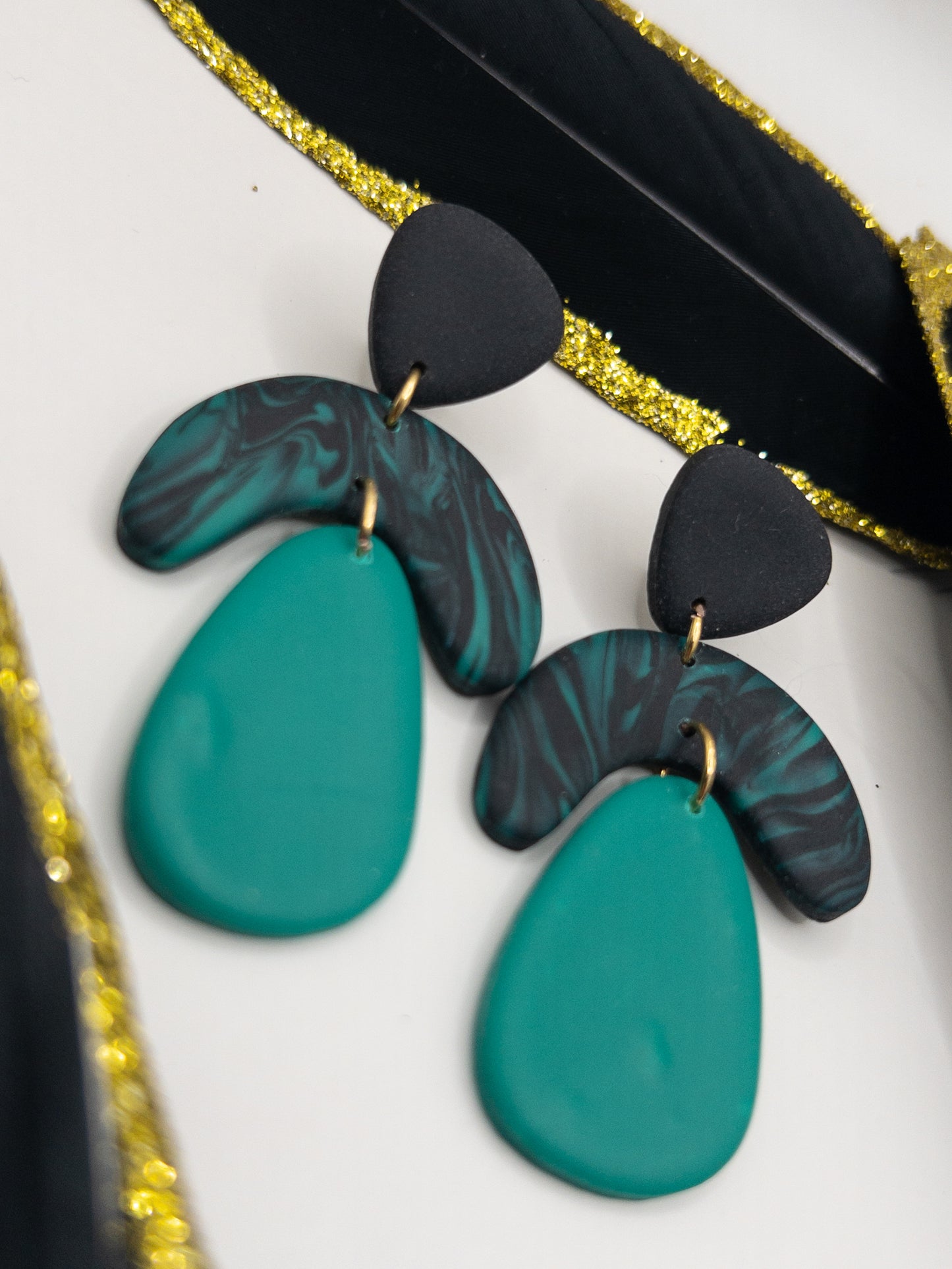 Oorbellen True zwart groen en goud