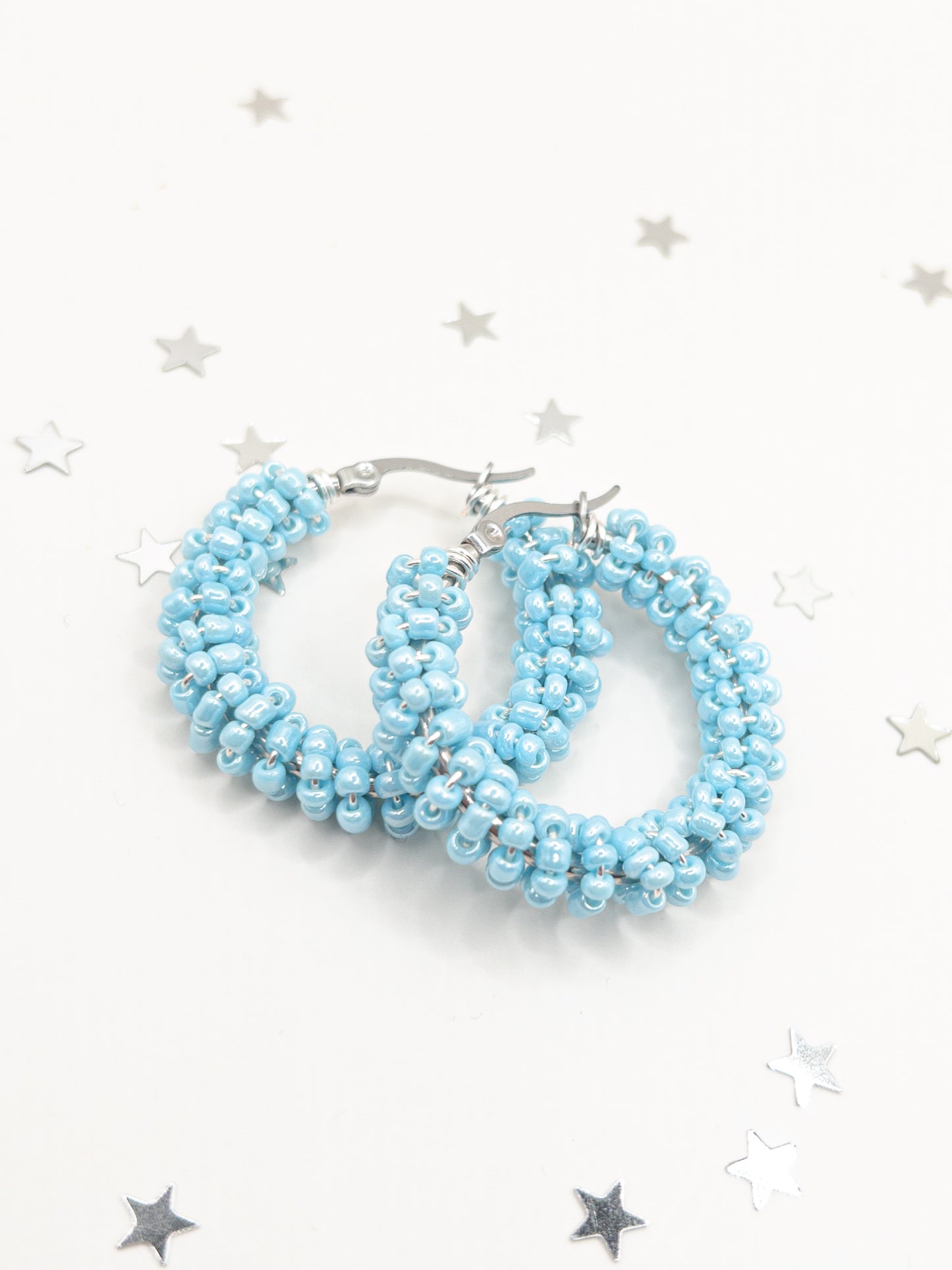 Zilveren creolen met lichtblauwe kraaltjes glanzend