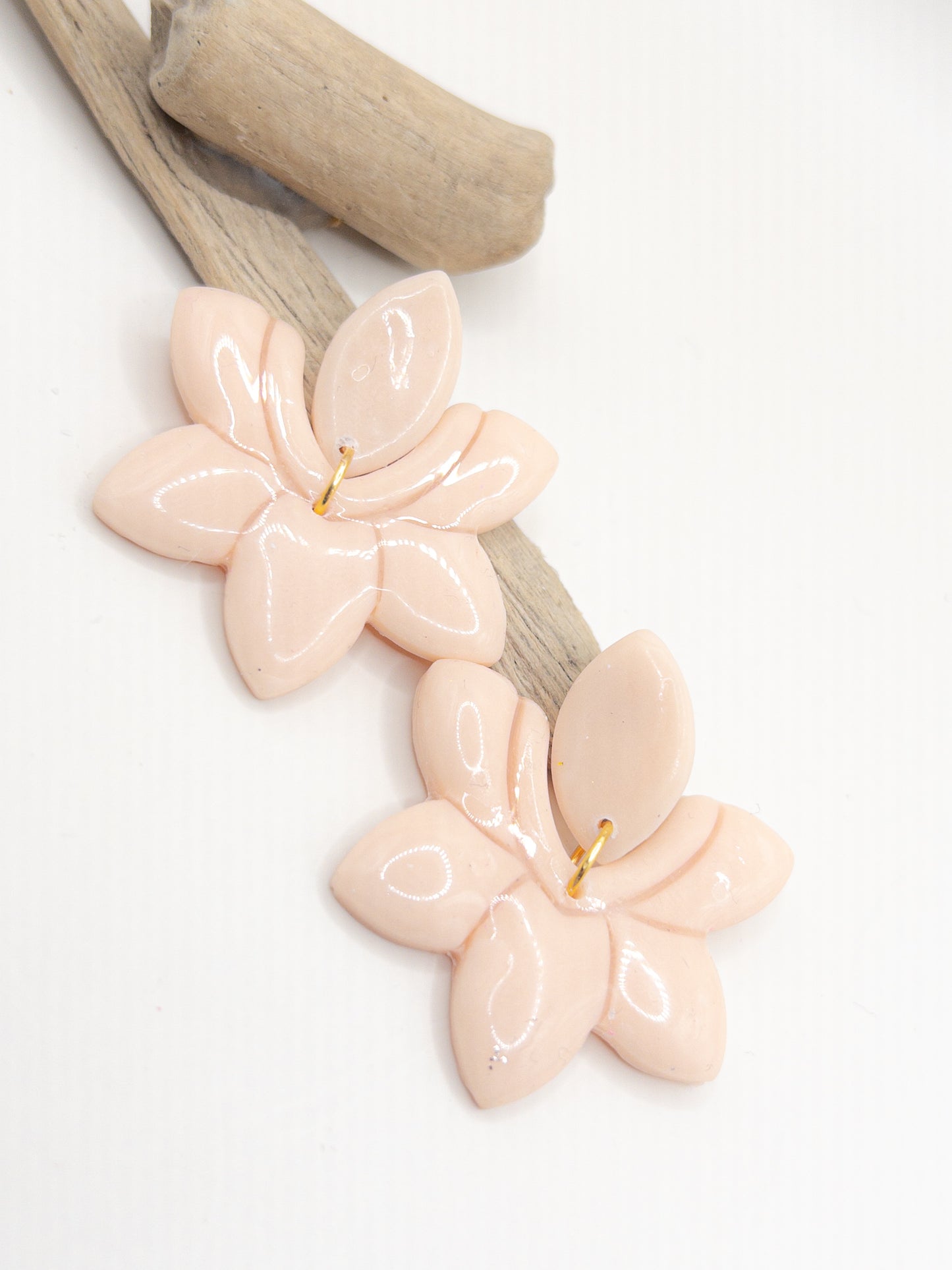 Oorbellen in bleek roze in bloemvorm Lotus
